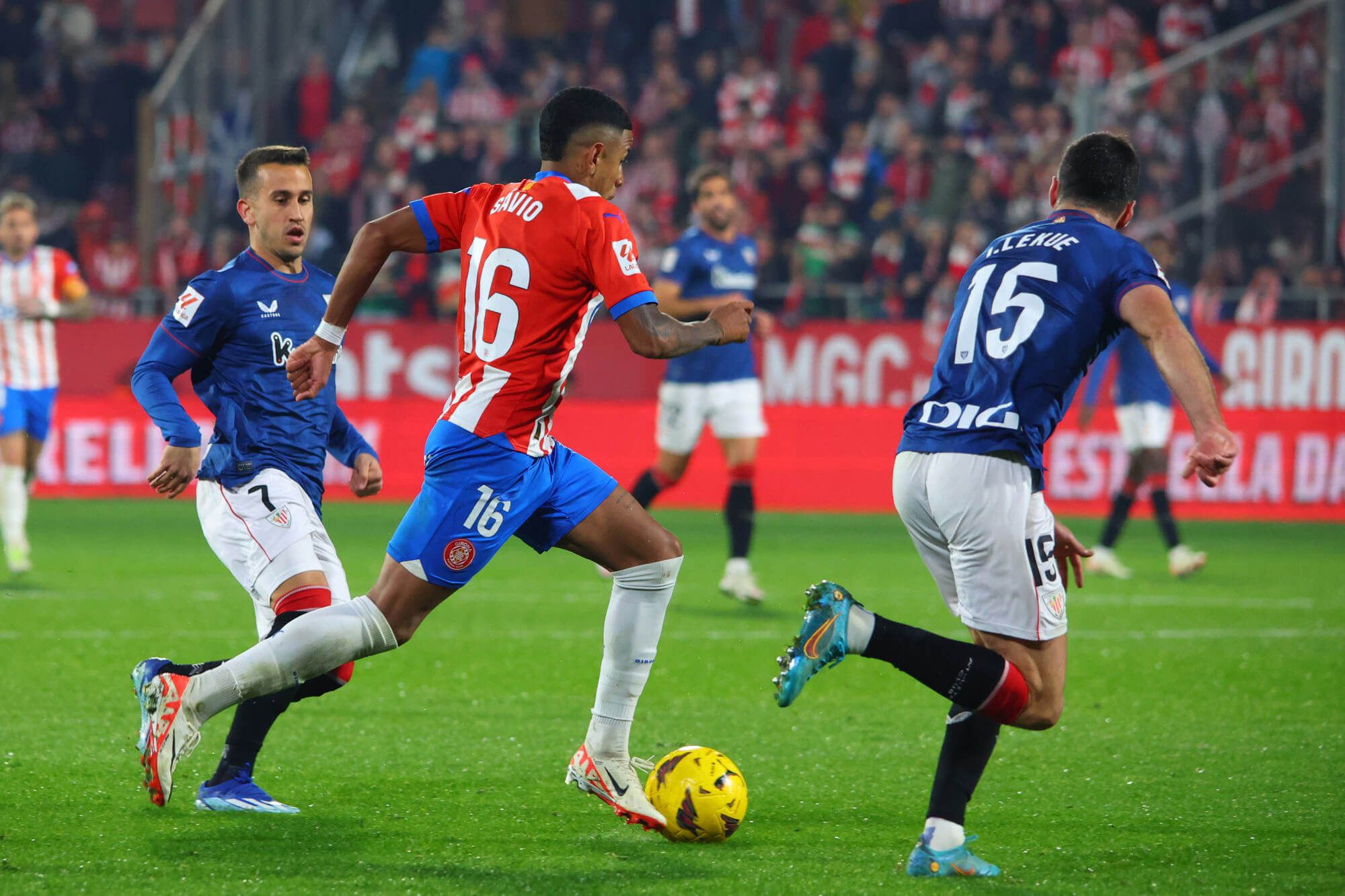  Savinho conduce el balón ante dos jugadores del Athletic en el Girona FC-Athletic de la primera vu