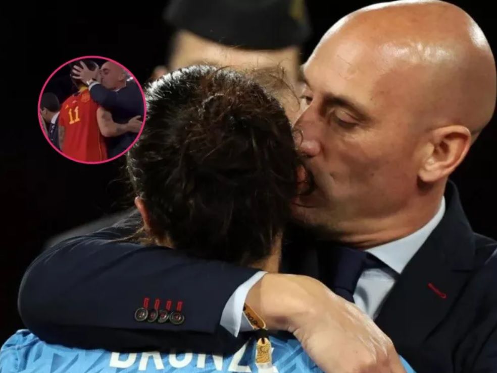  El momento del beso con Lucy Bronze