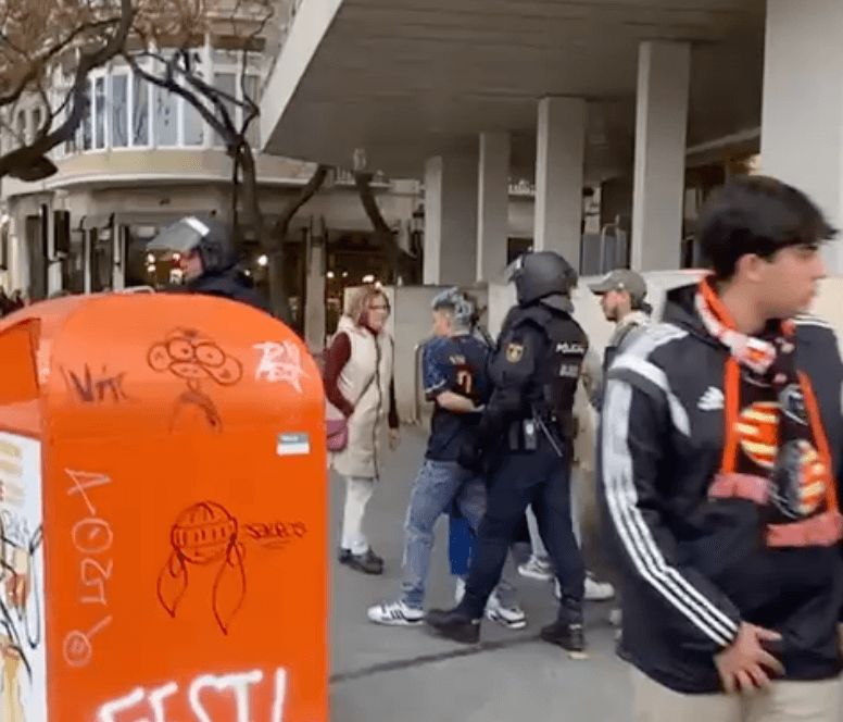 Se llevan a un aficionado del Real Madrid.