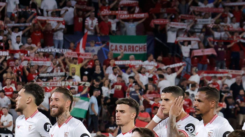  Los jugadores del Sevilla y los aficionados, en el partido de ida contra el Lens.