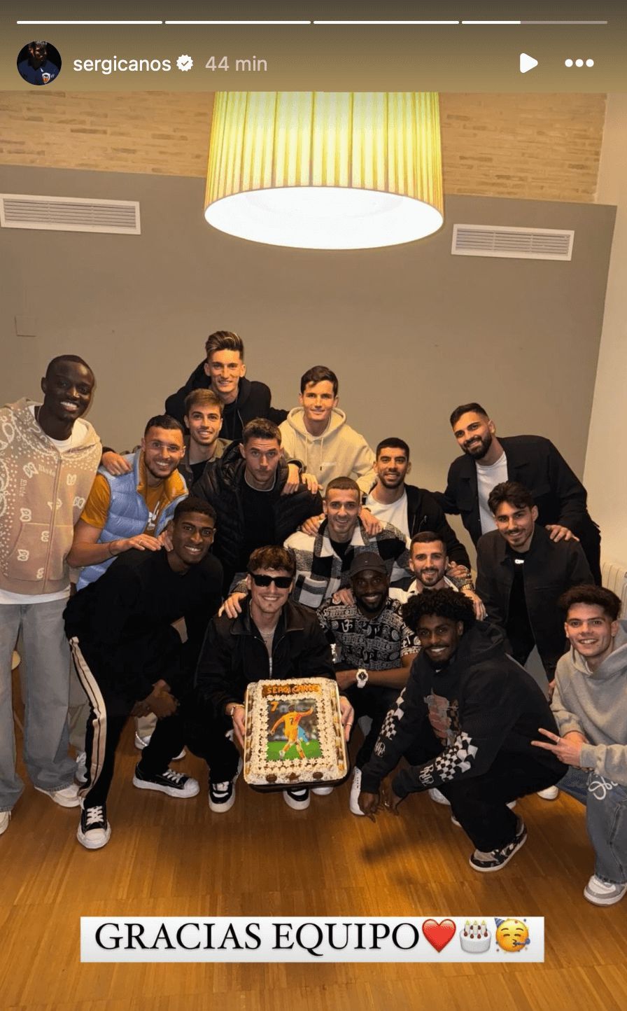 Sergi Canós celebra su cumpleaños con la plantilla del Valencia CF.