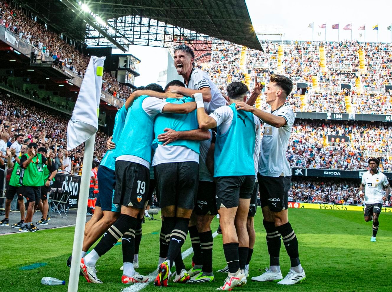 El Valencia CF celebra un gol ante el Atlético de Madrid.