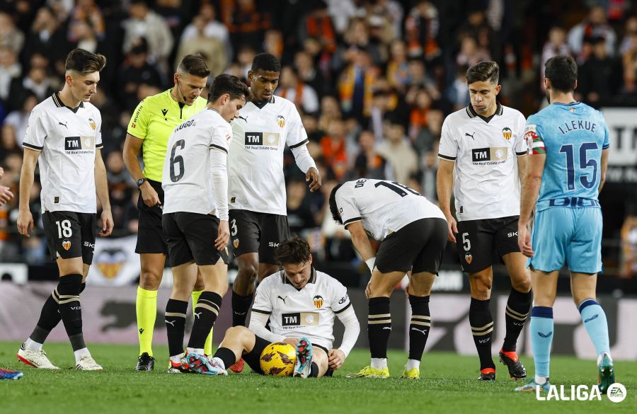 Sergi Canós se lesiona ante el Athletic.