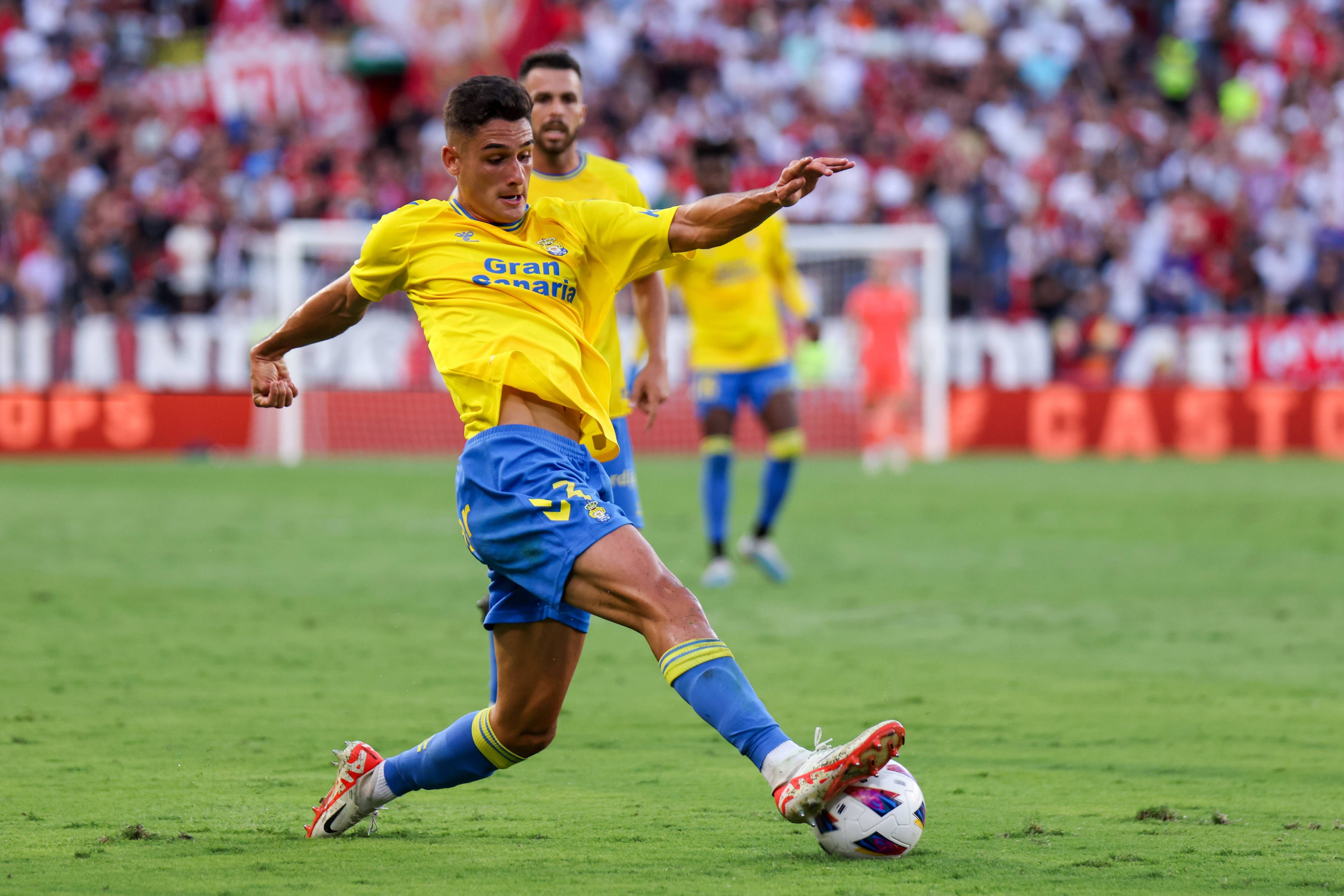 Sergi Cardona, en la órbita del Atlético, en un partido con la UD Las Palmas.