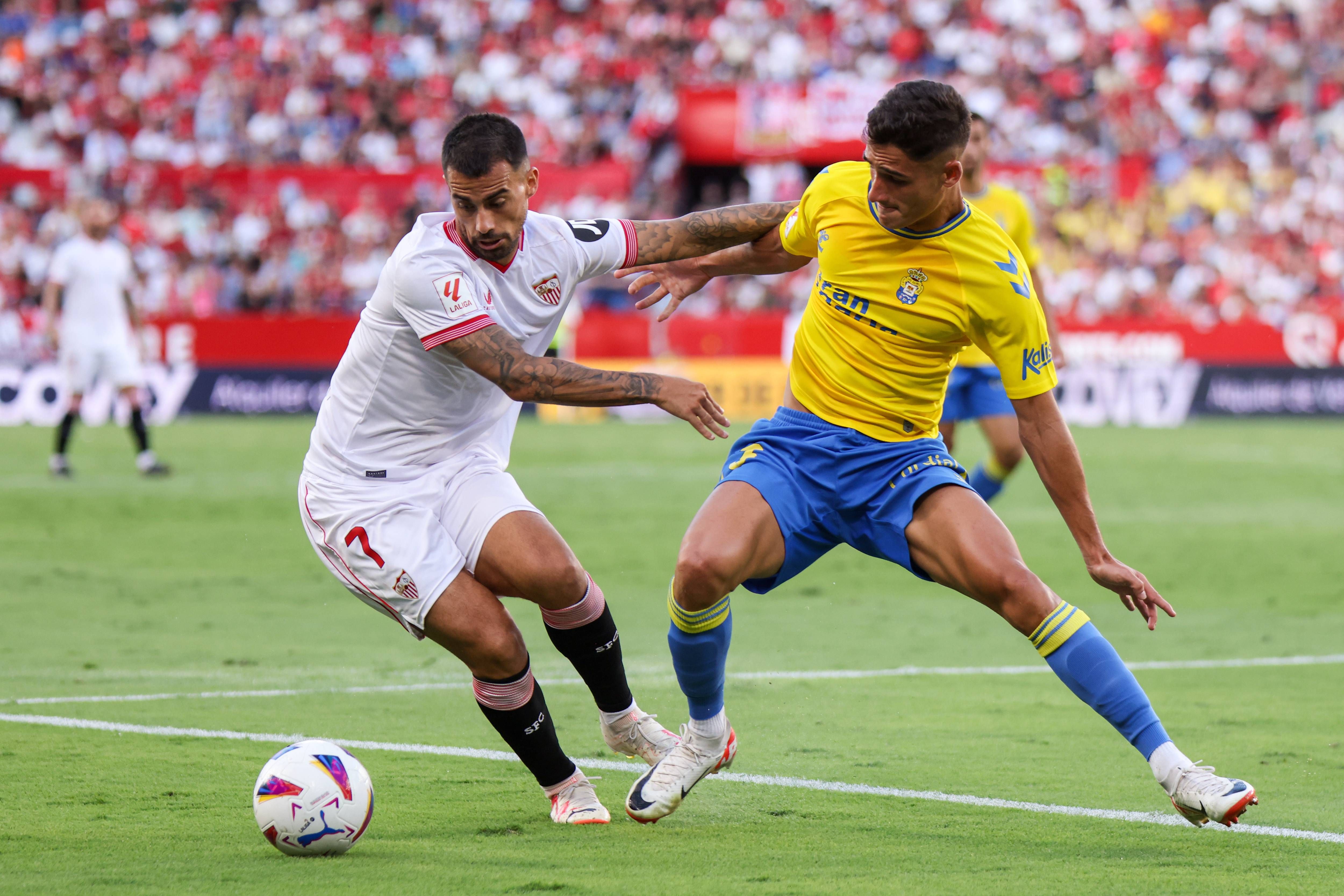 Sergi Cardona y Suso disputan un balón en el Sevilla-Las Palmas.
