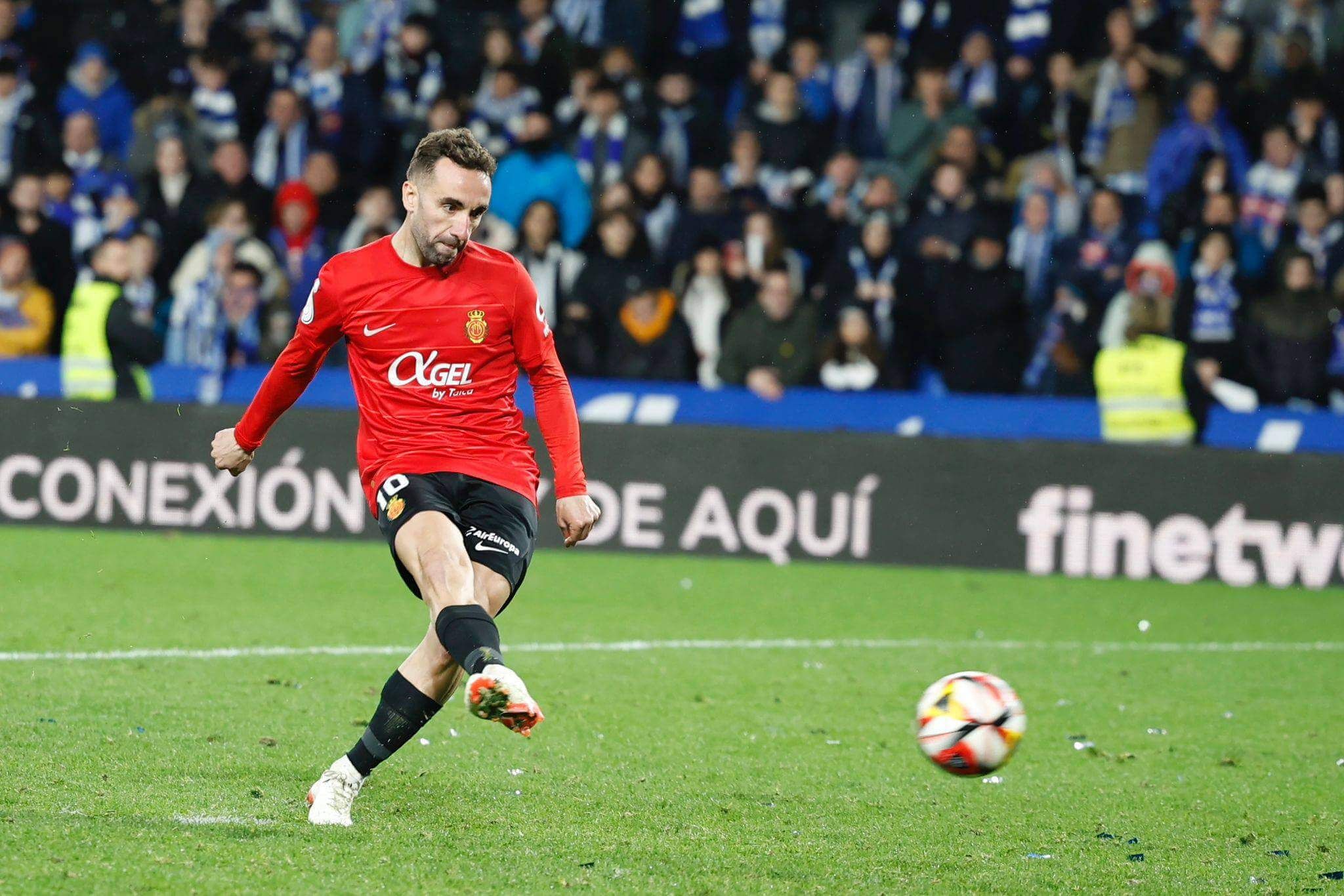  Sergi Darder en el momento de lanzar el penalti de las semifinales