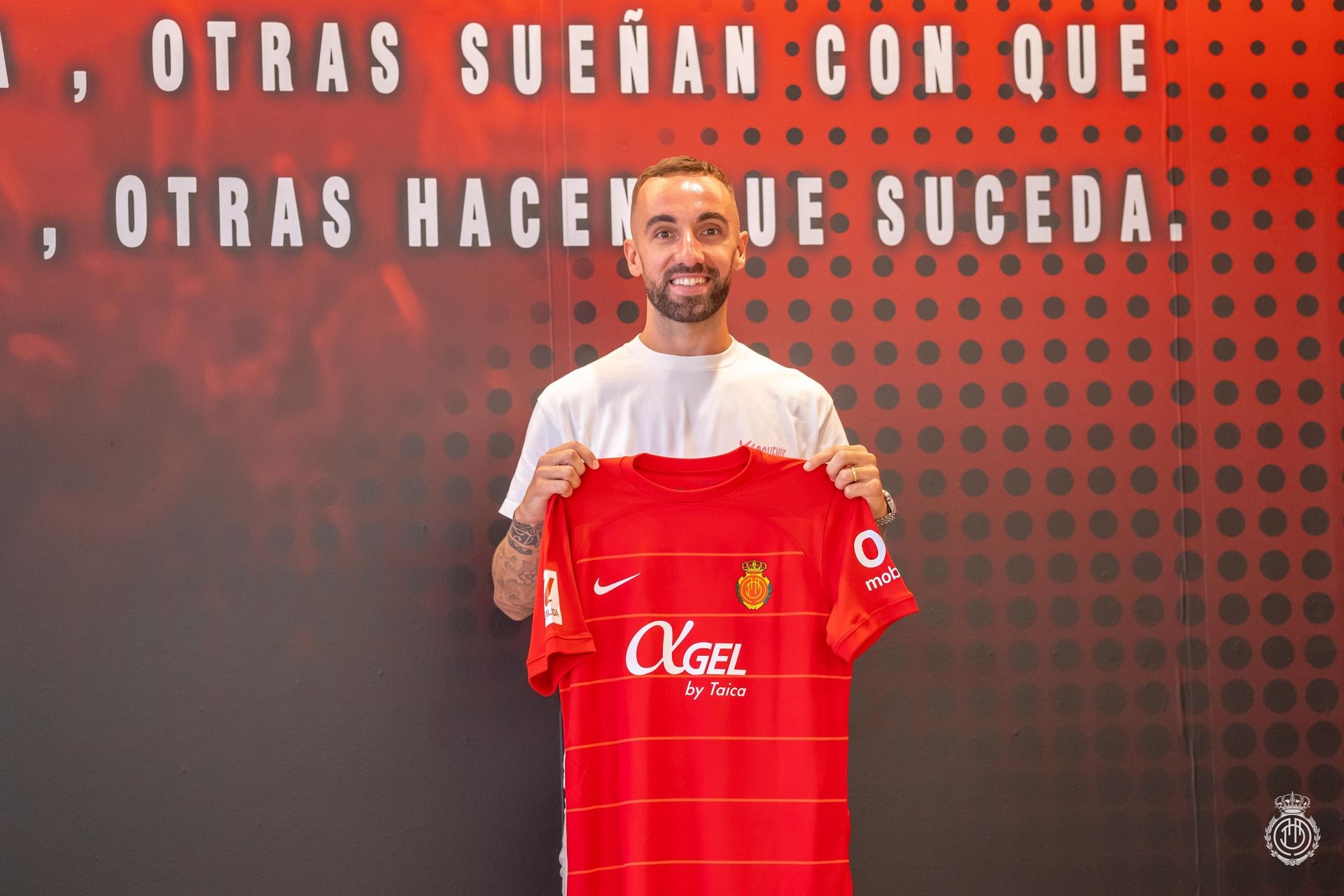 Sergi Darder posa con la camiseta del Mallorca.