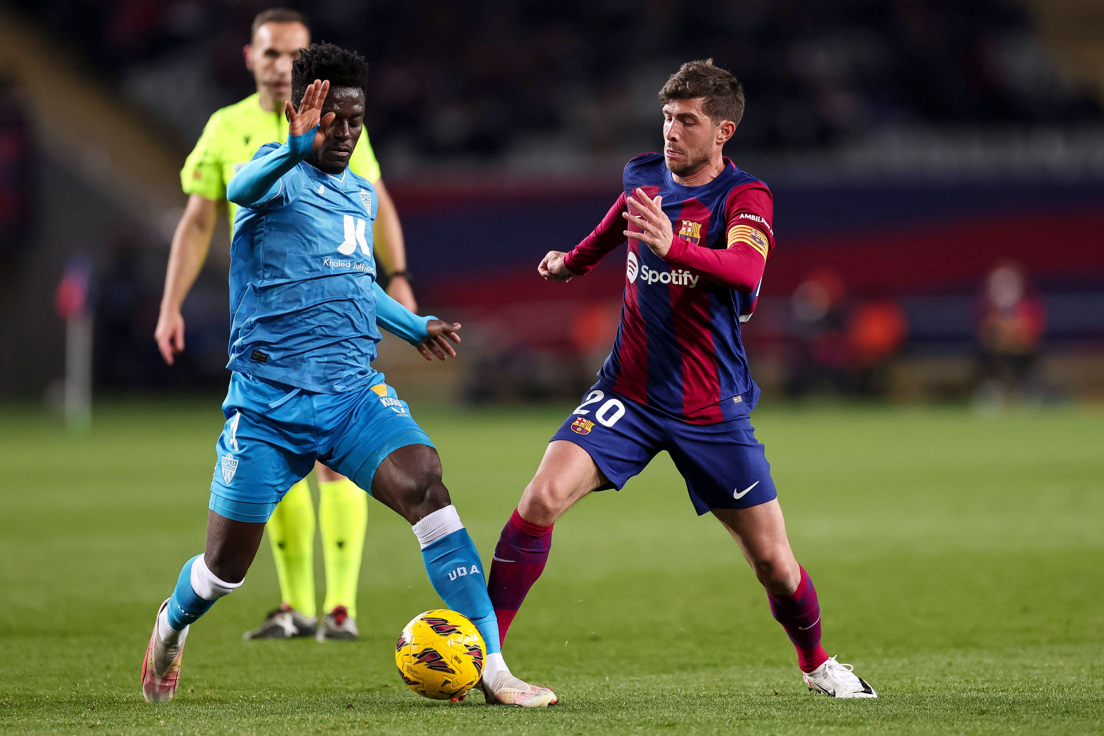 Sergi Roberto ante Idrissu Baba en el Barcelona-Almeria. (foto: Cordon Press).