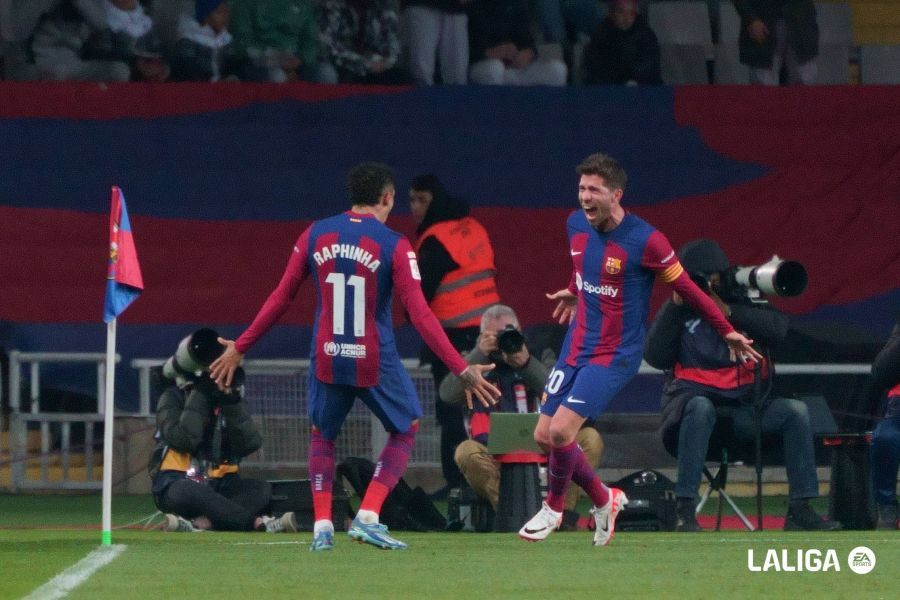 Sergi Roberto y Raphinha celebran el segundo del Barcelona ante el Almería..