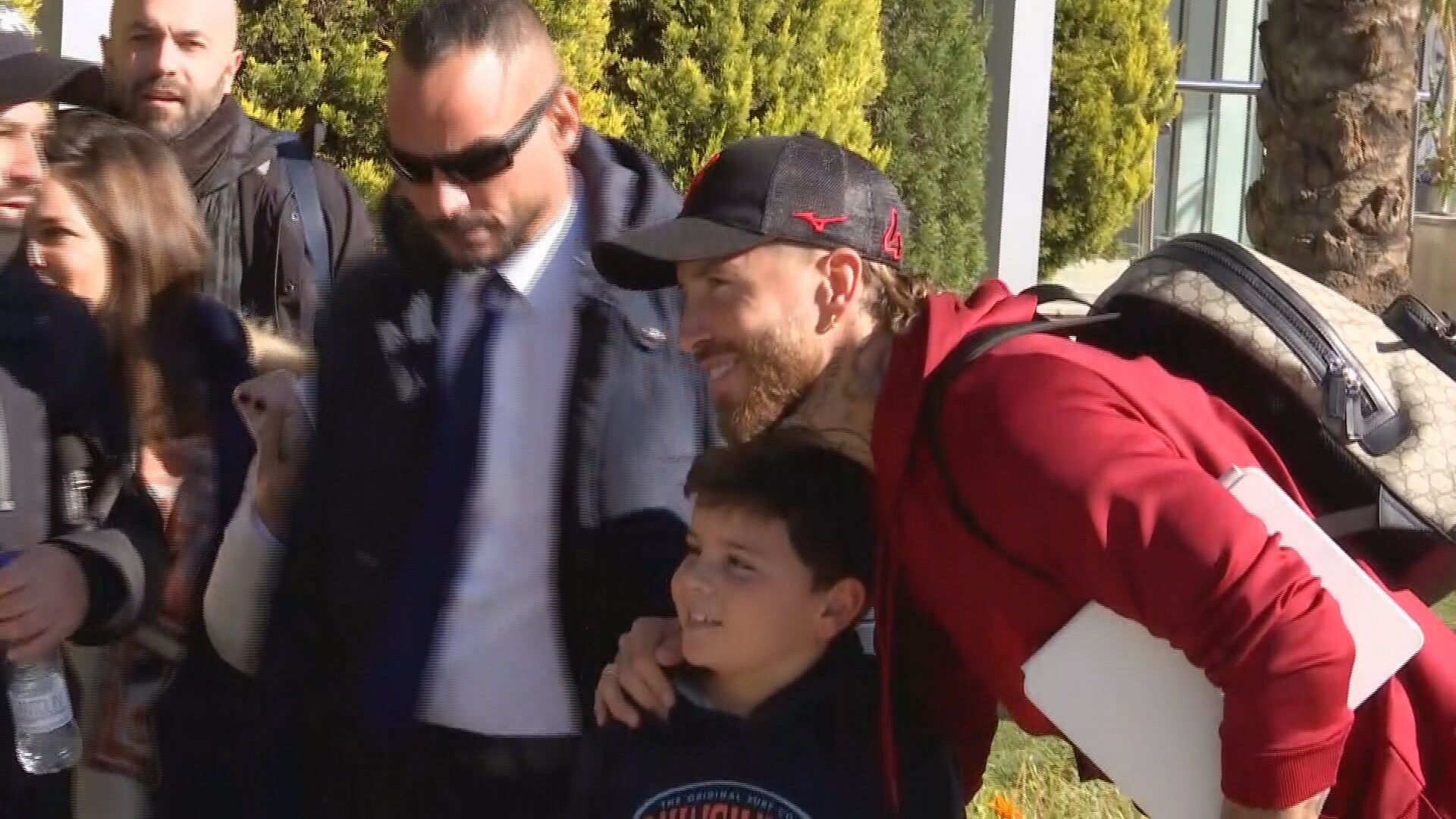 Sergio Ramos, con los aficionados en la llegada del Sevilla a Granada