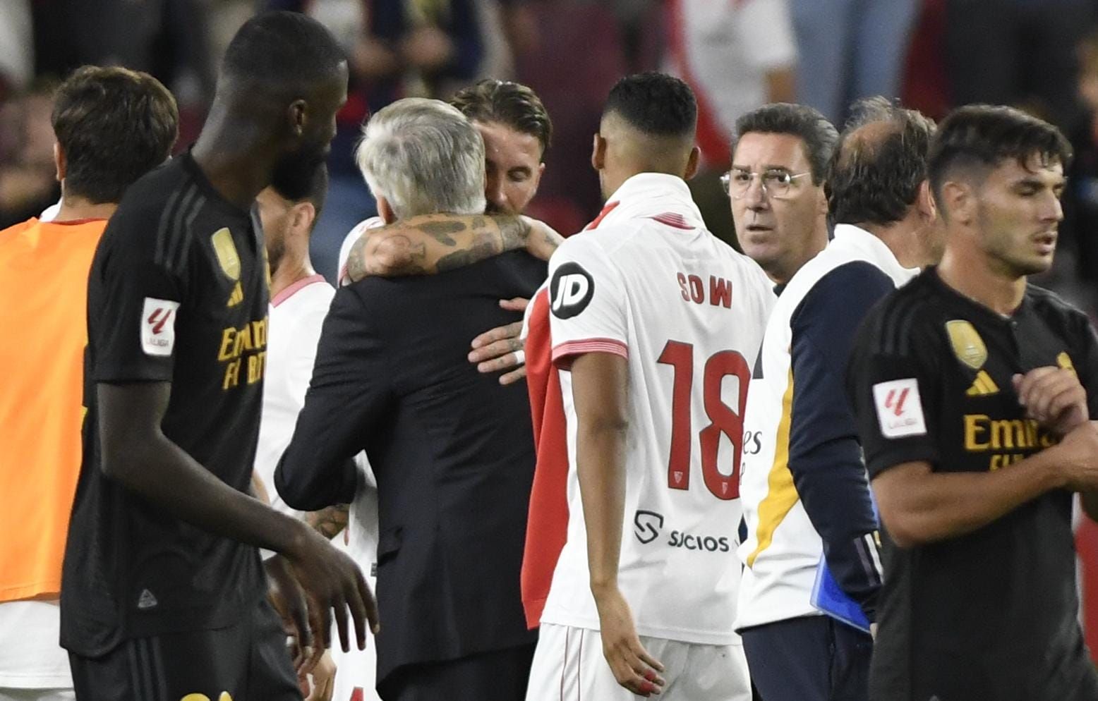 Sergio Ramos abraza a Carlo Ancelotti tras el Sevilla-Real Madrid.