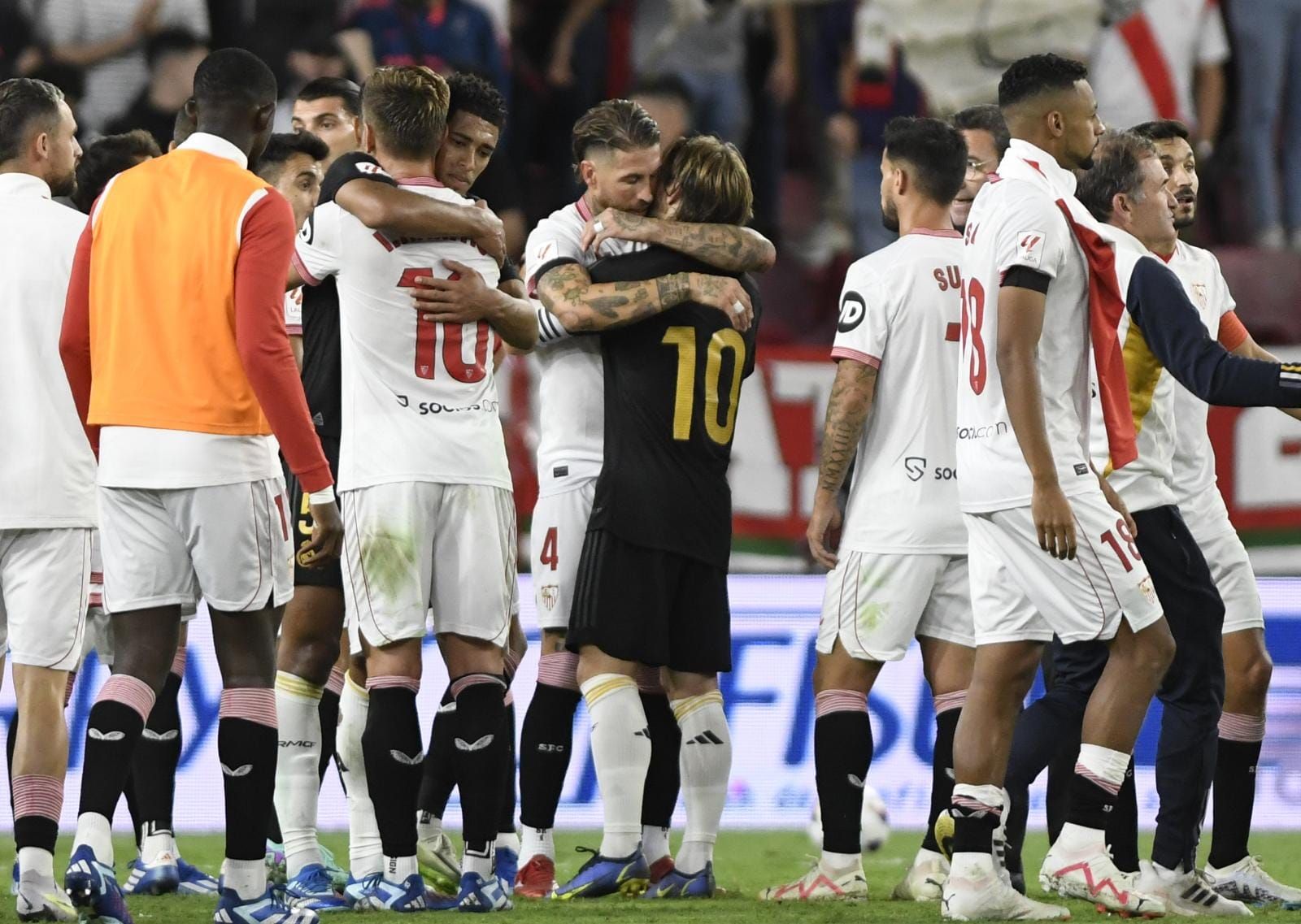 Sergio Ramos abraza a Luka Modric tras el Sevilla-Real Madrid.