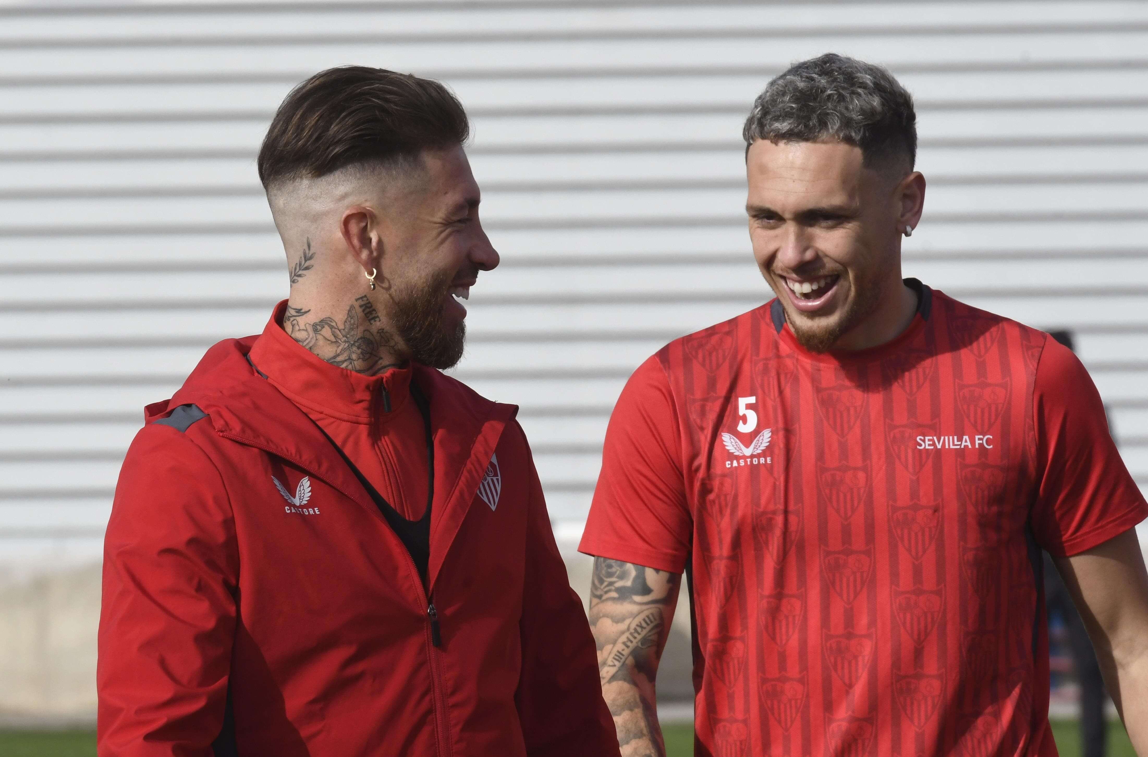 Sergio Ramos y Ocampos, sonrientes durante el entrenamiento,