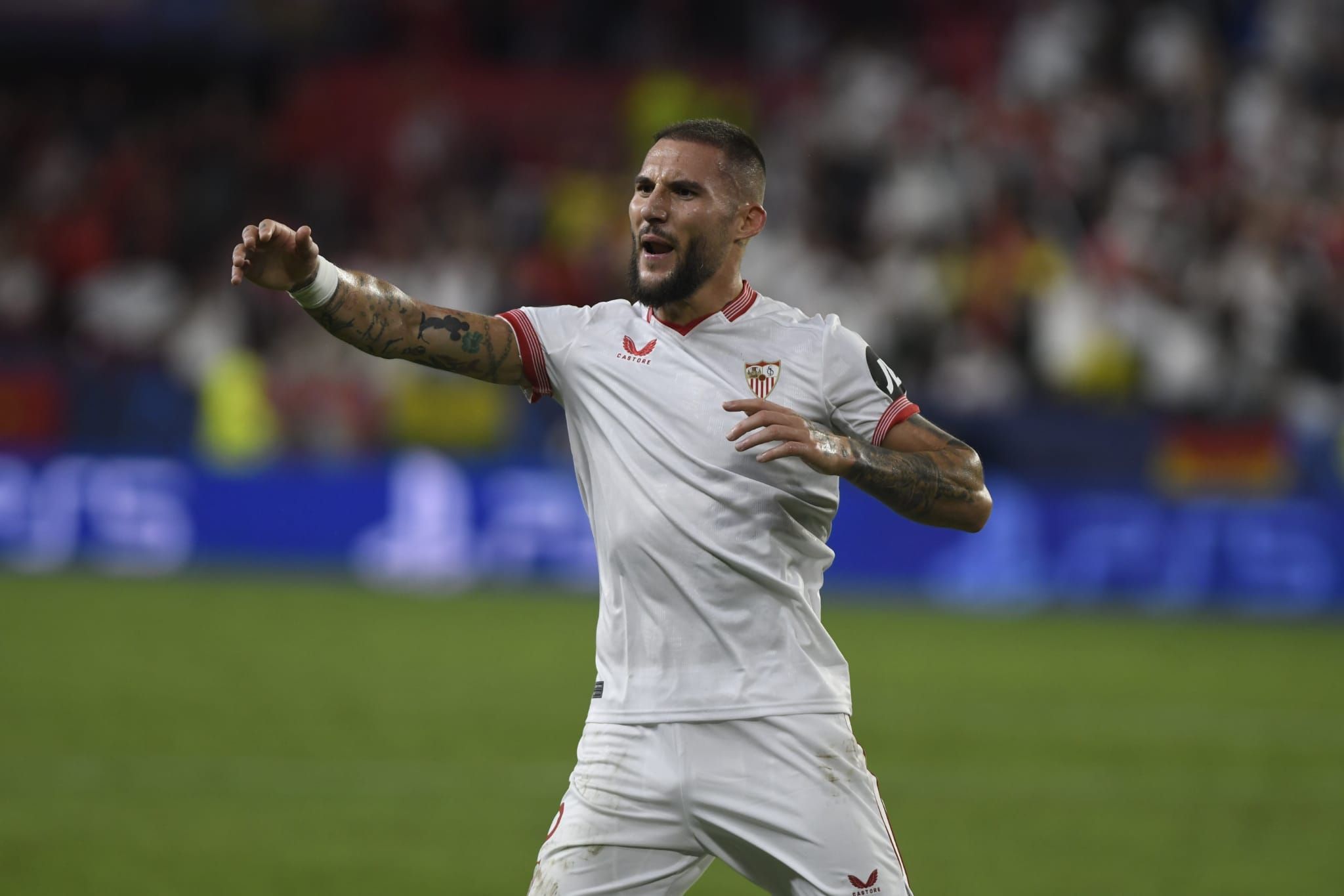  Gudelj celebra su gol al Arsenal.