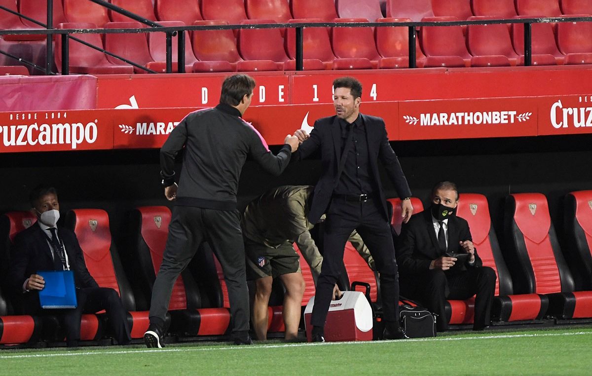  Lopetegui saluda a Simeone en el Sevilla-Atlético de Madrid.