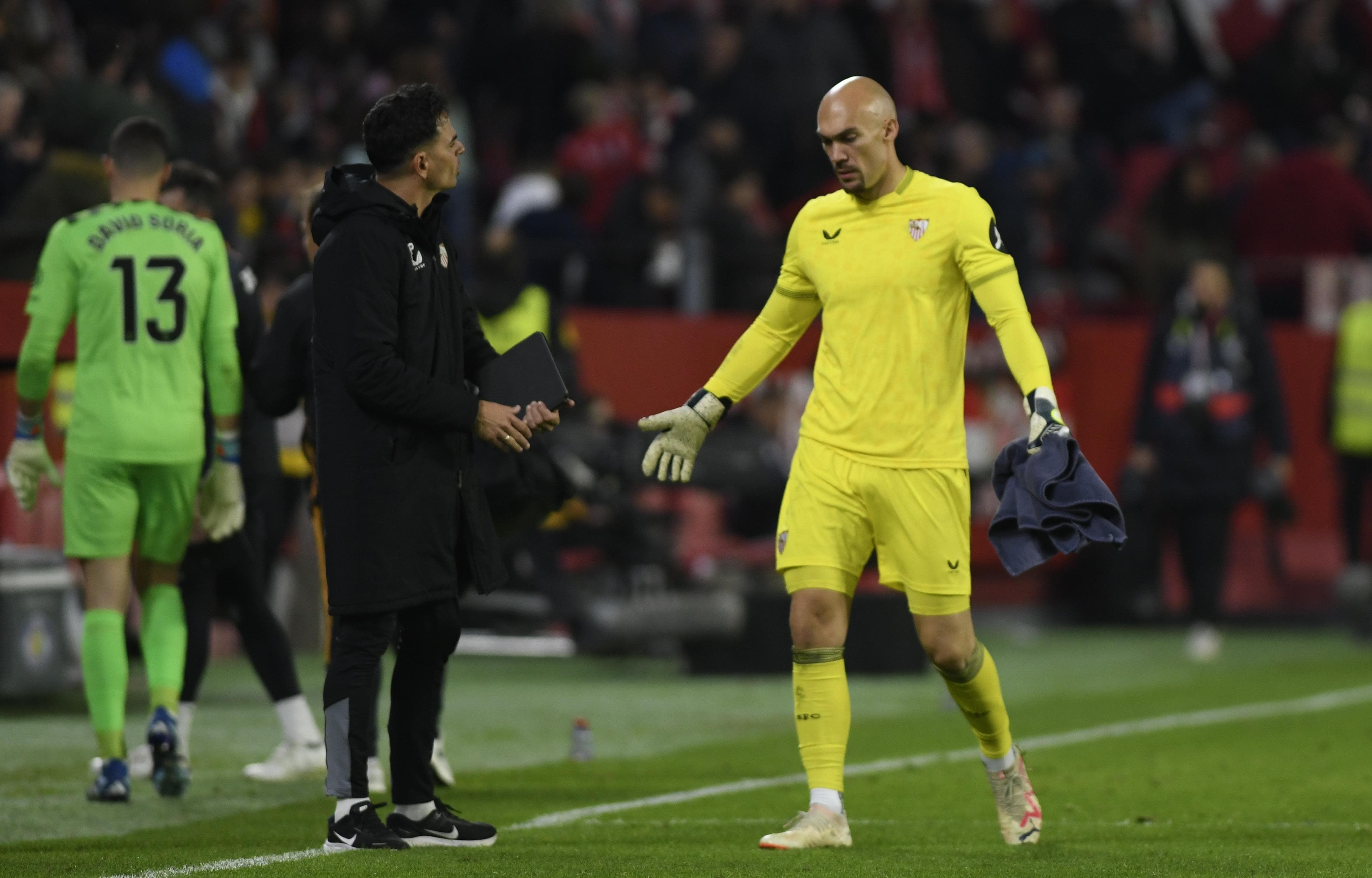 Dmitrovic habla con José Luis Silva en el Getafe-Sevilla.