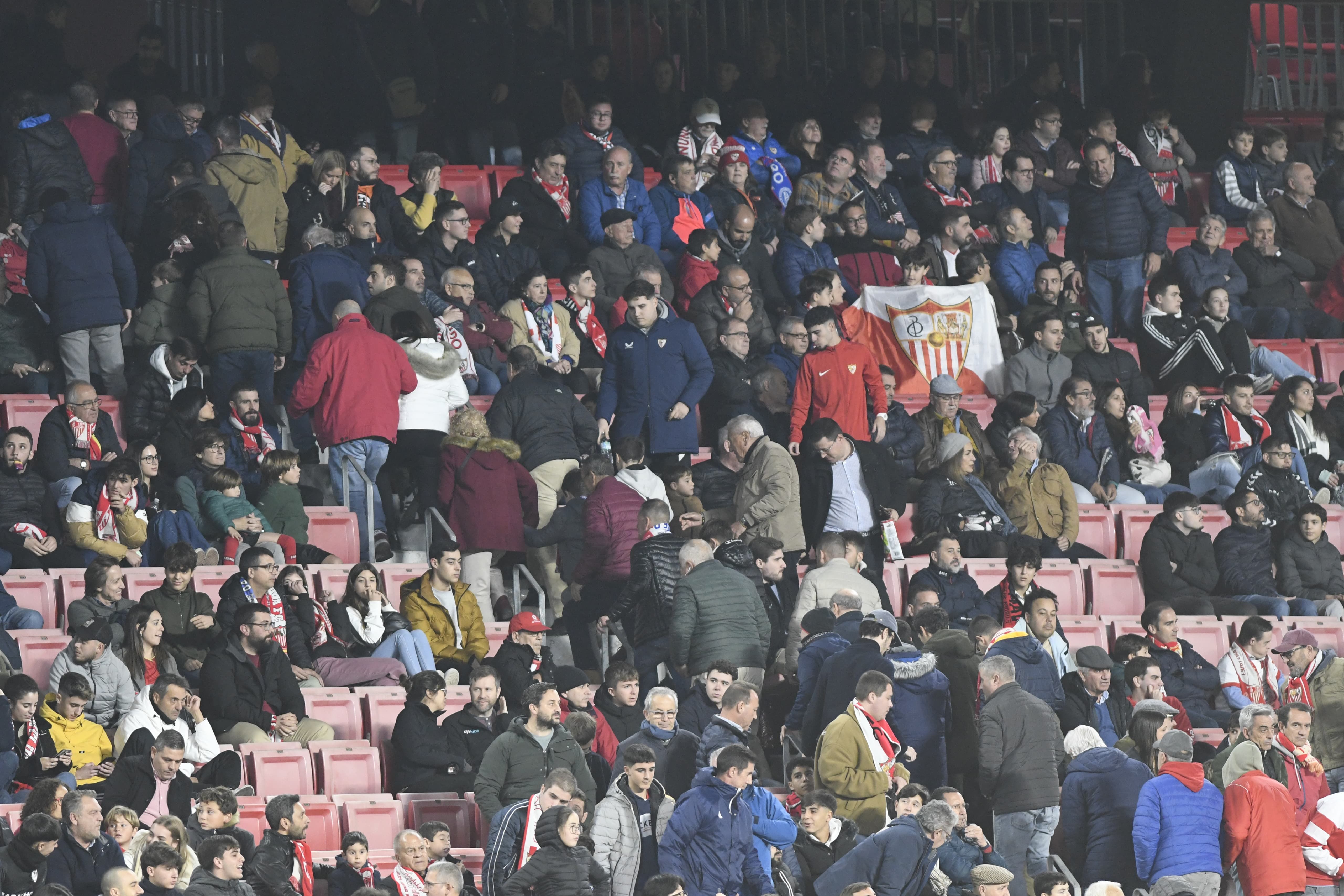  Aficionados del Sevilla abandonando el estadio en el partido ante el Getafe.