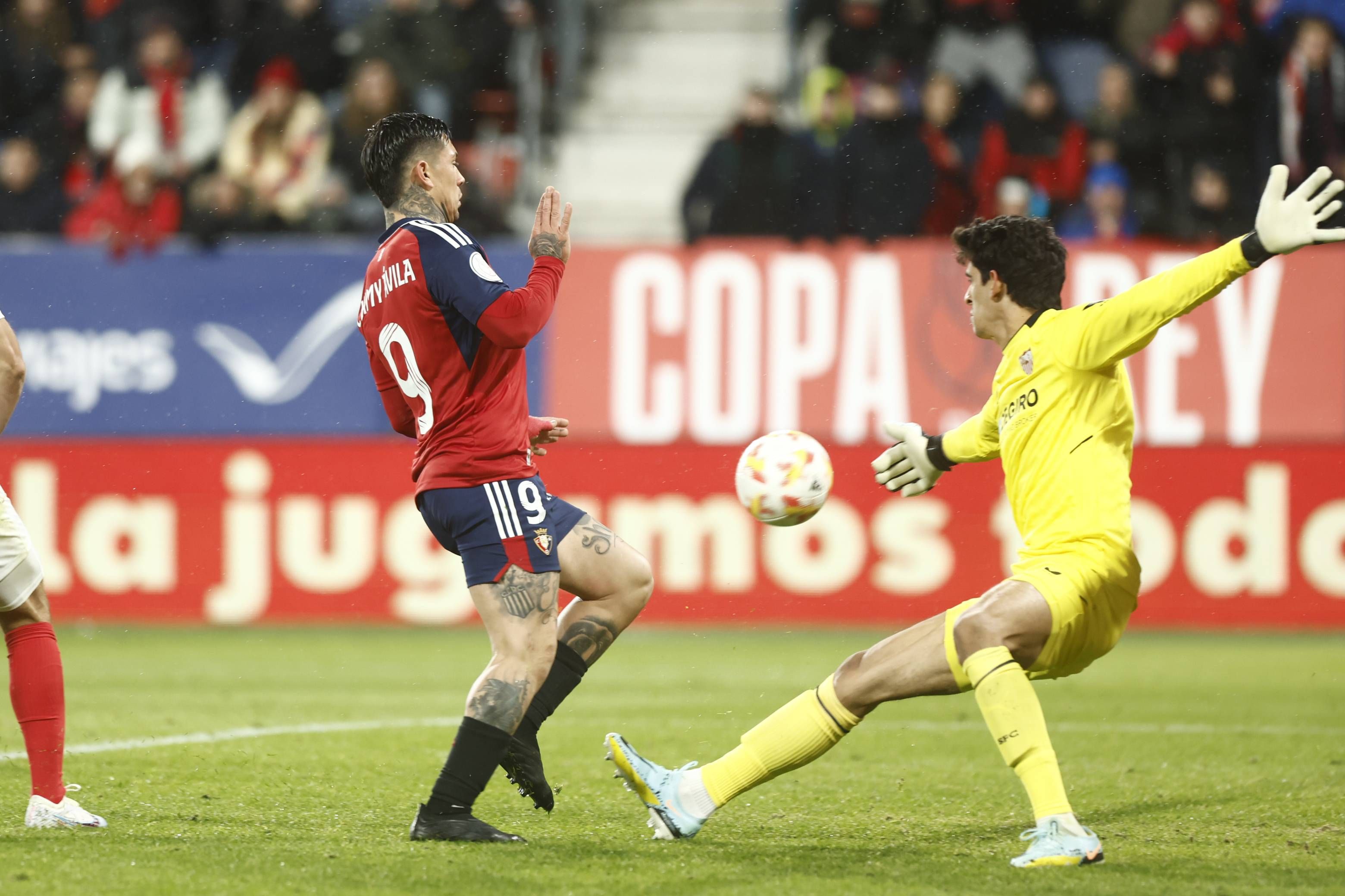  Bono detiene un remate del Chimy Ávila en el Osasuna-Sevilla.