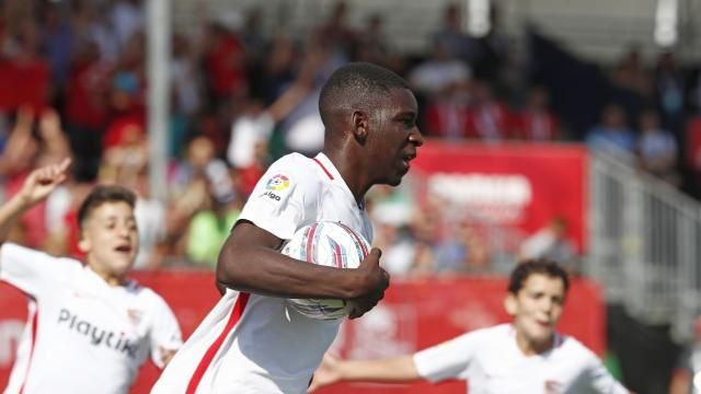  Ibra recoge el balón tras marcar en LaLiga Promises de 2019.