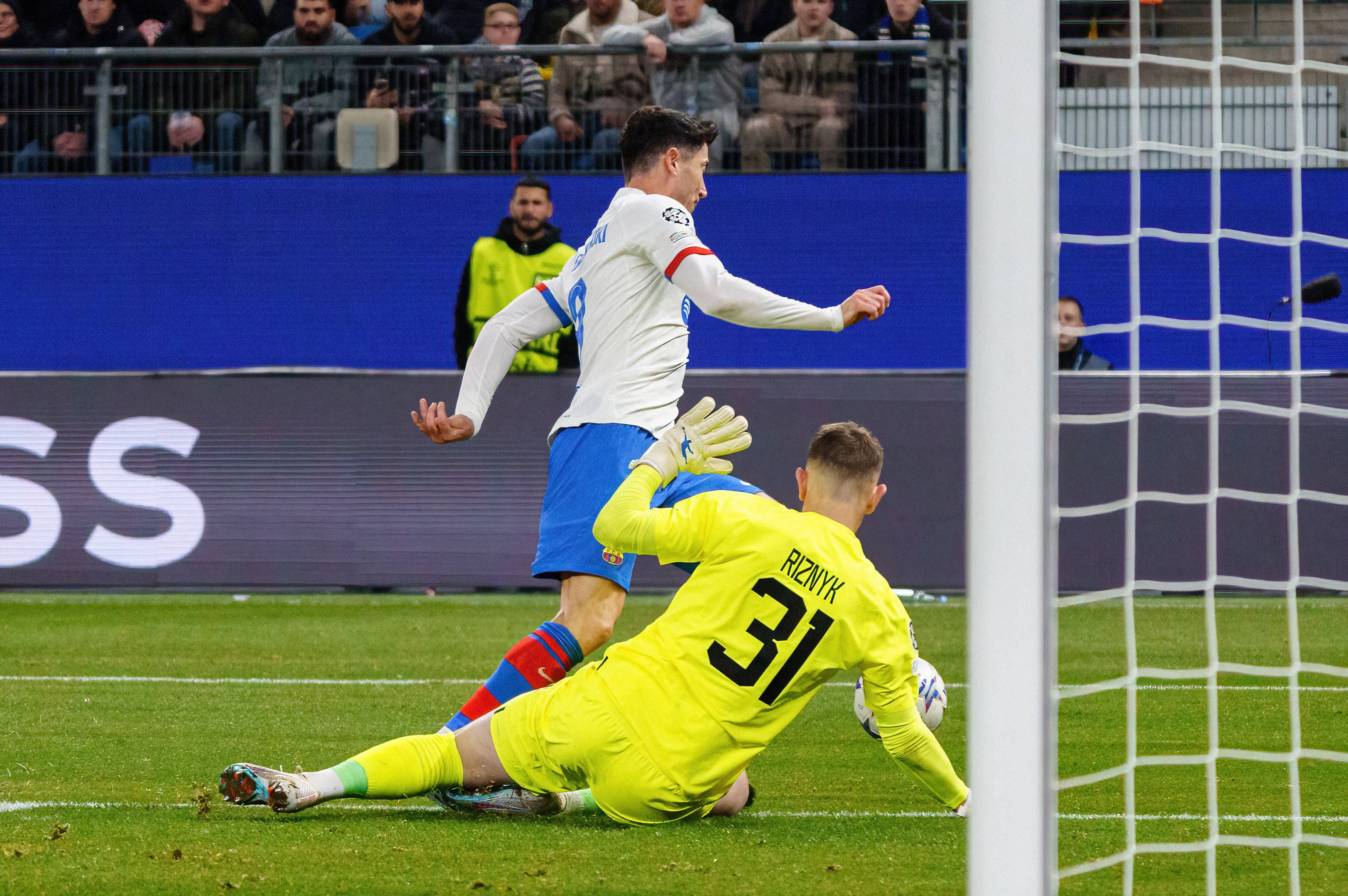  Robert Lewandowski se marcha de Riznyk en el Shakhtar-Barça.