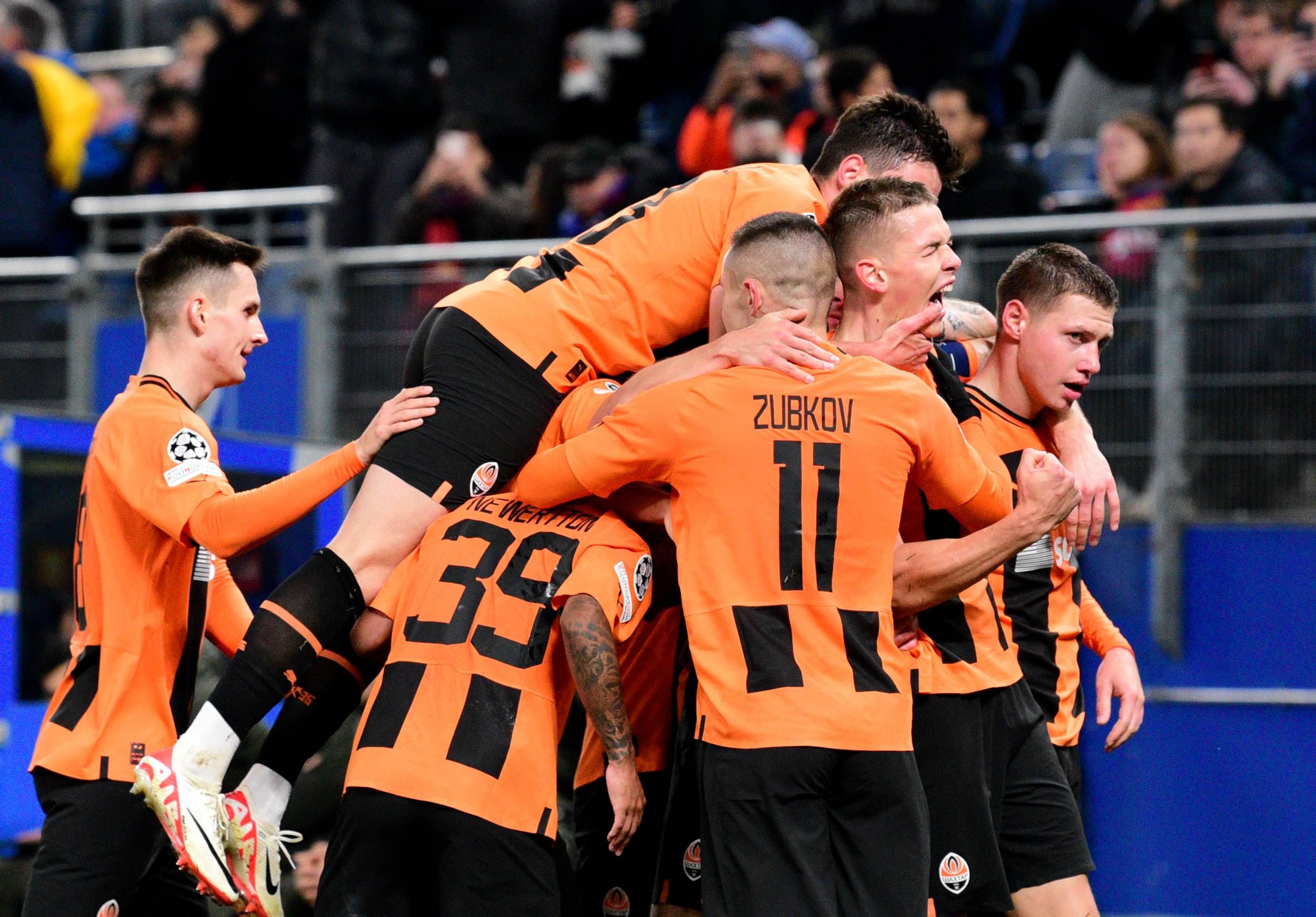 Los jugadores del Shakhtar celebran un gol al Barça (Foto: Cordon Press).