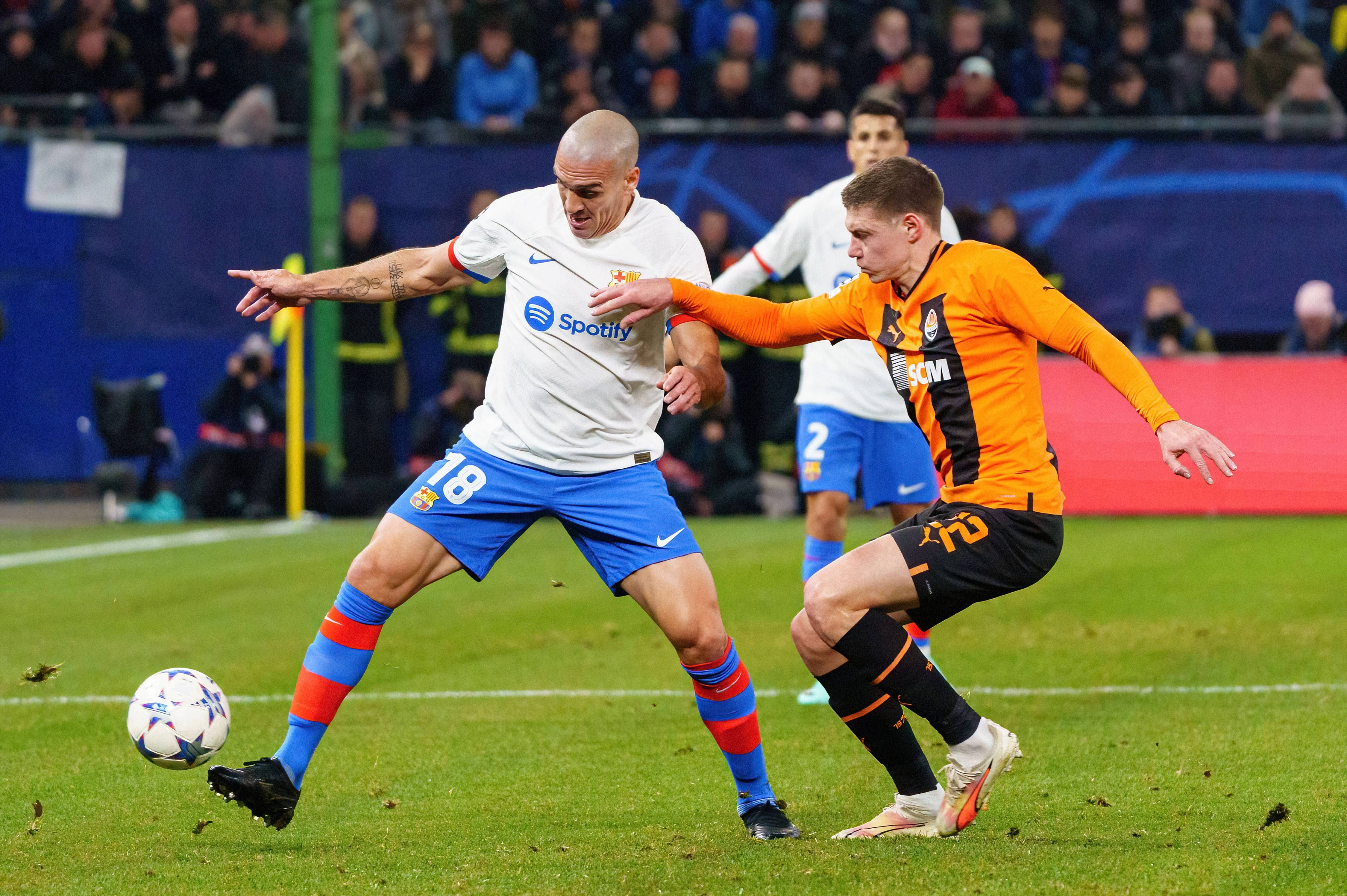 Oriol Romeu controla un balón en el Shakhtar-Barça.