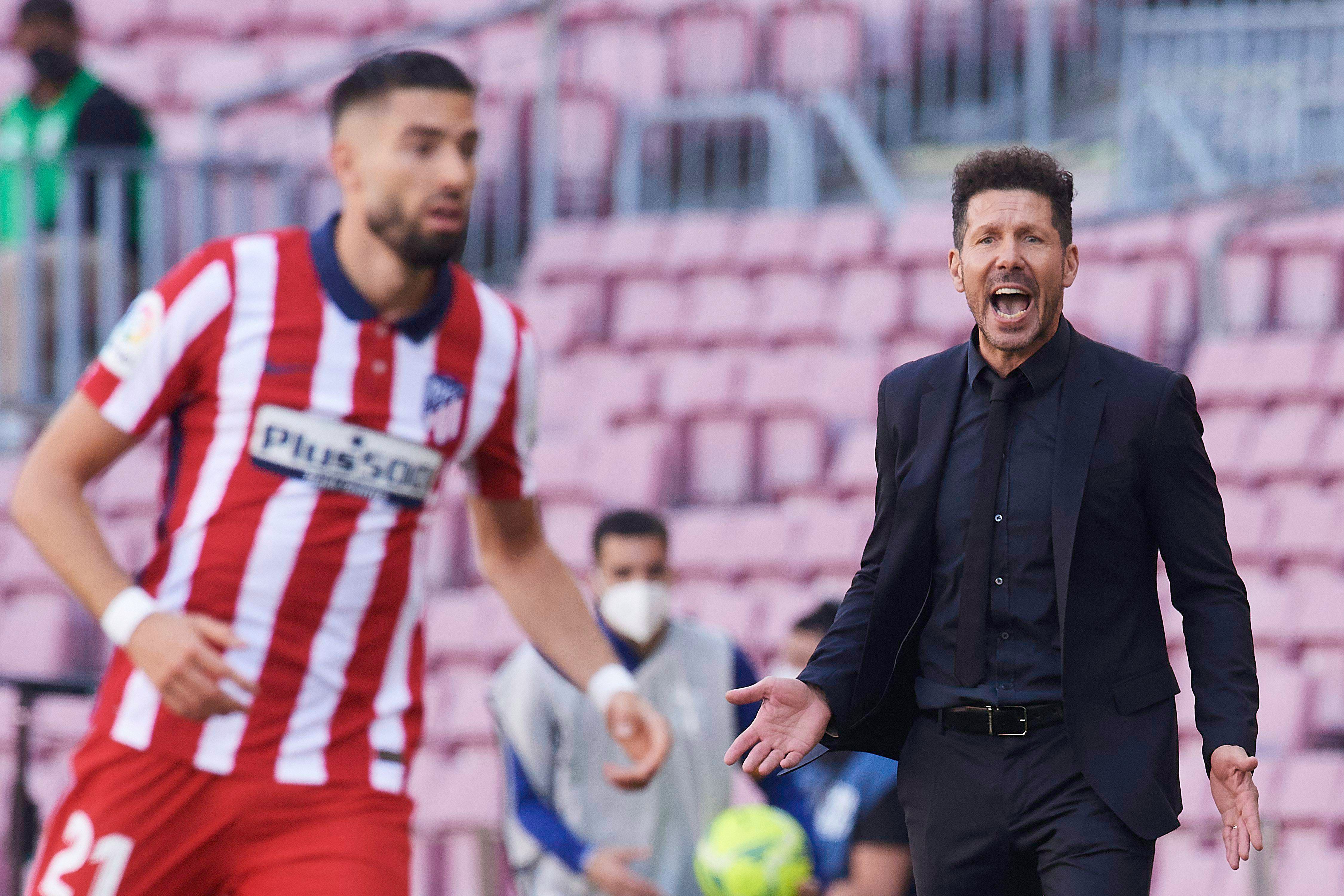  Simeone, ante Carrasco en el Barcelona-Atlético.