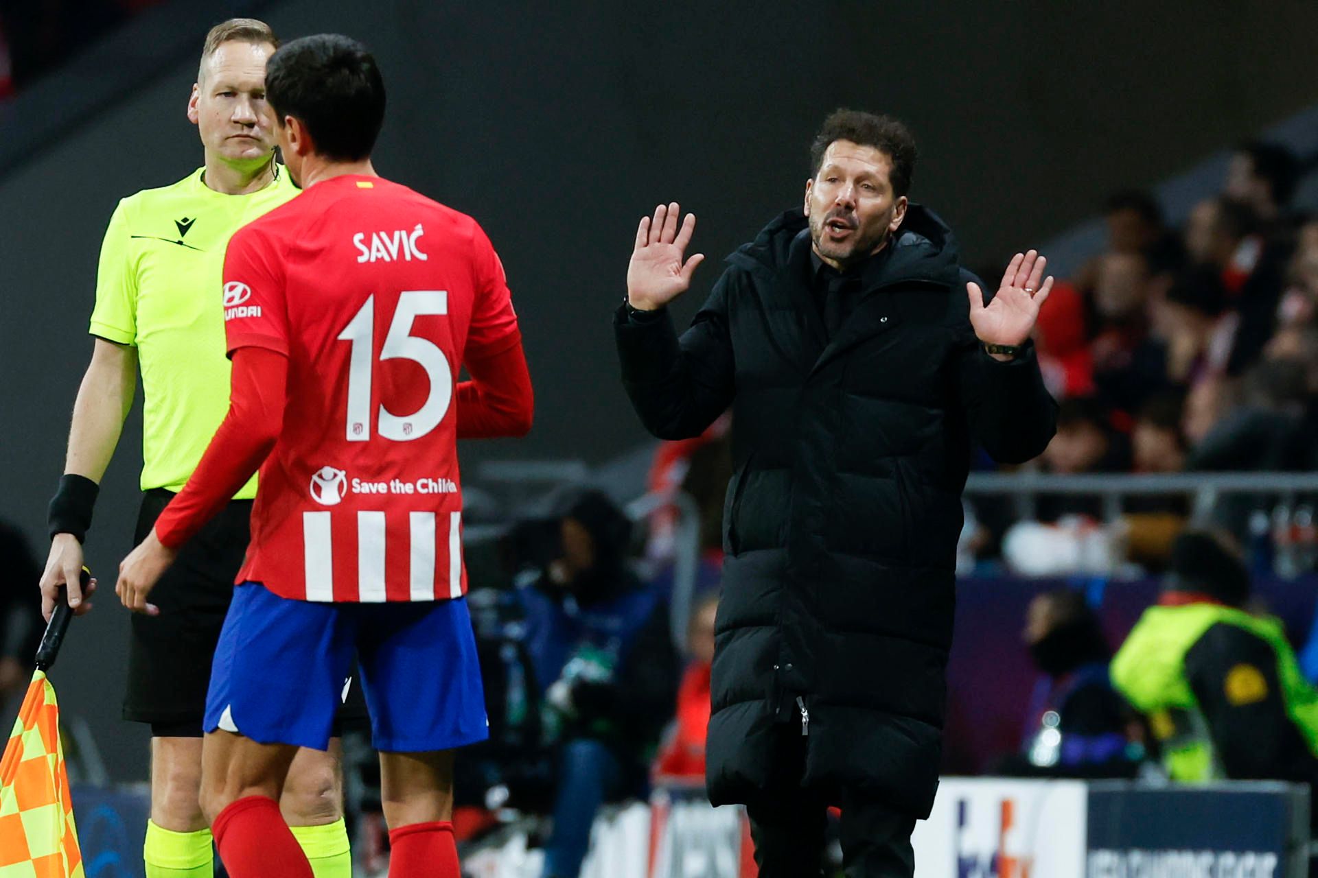  Simeone, ante Savic en el Atlético-Lazio.