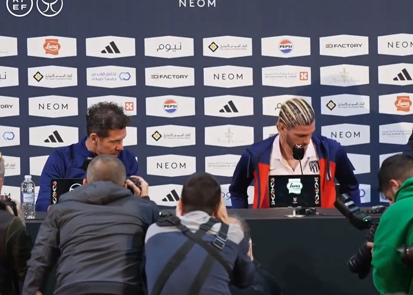  Simeone, junto a Rodrigo de Paul en sala de prensa.