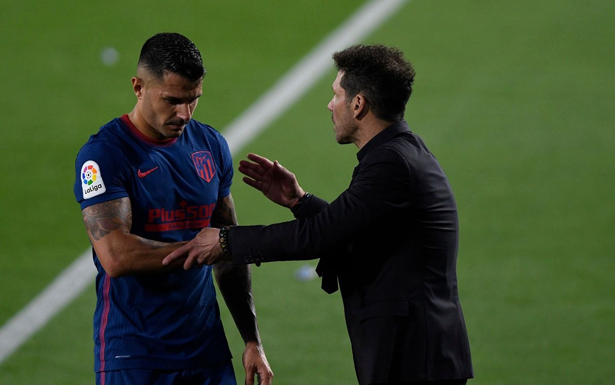 Simeone saluda a Vitolo en el Villamarín.