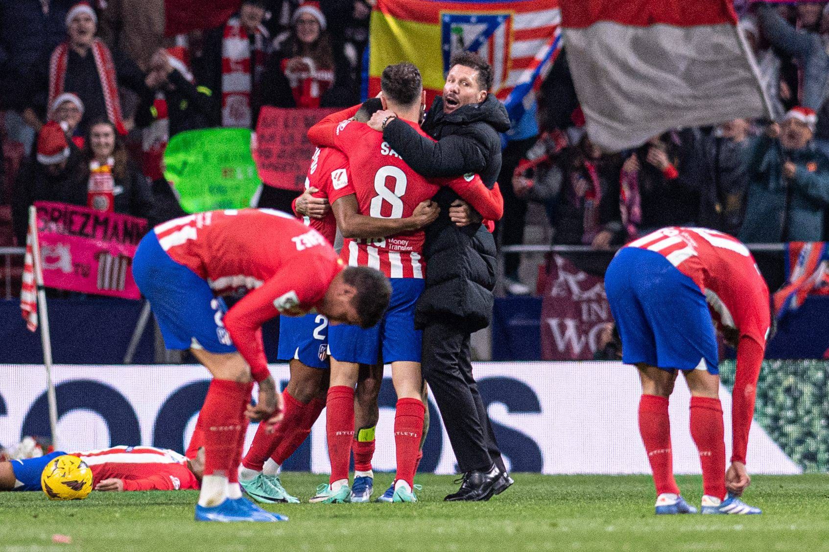  Simeone se abraza con sus jugadores tras el encuentro (Cordon Press)