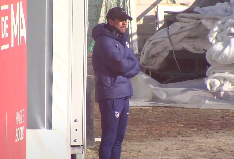  Simeone siguiendo el entreno del Atlético de Madrid desde lejos