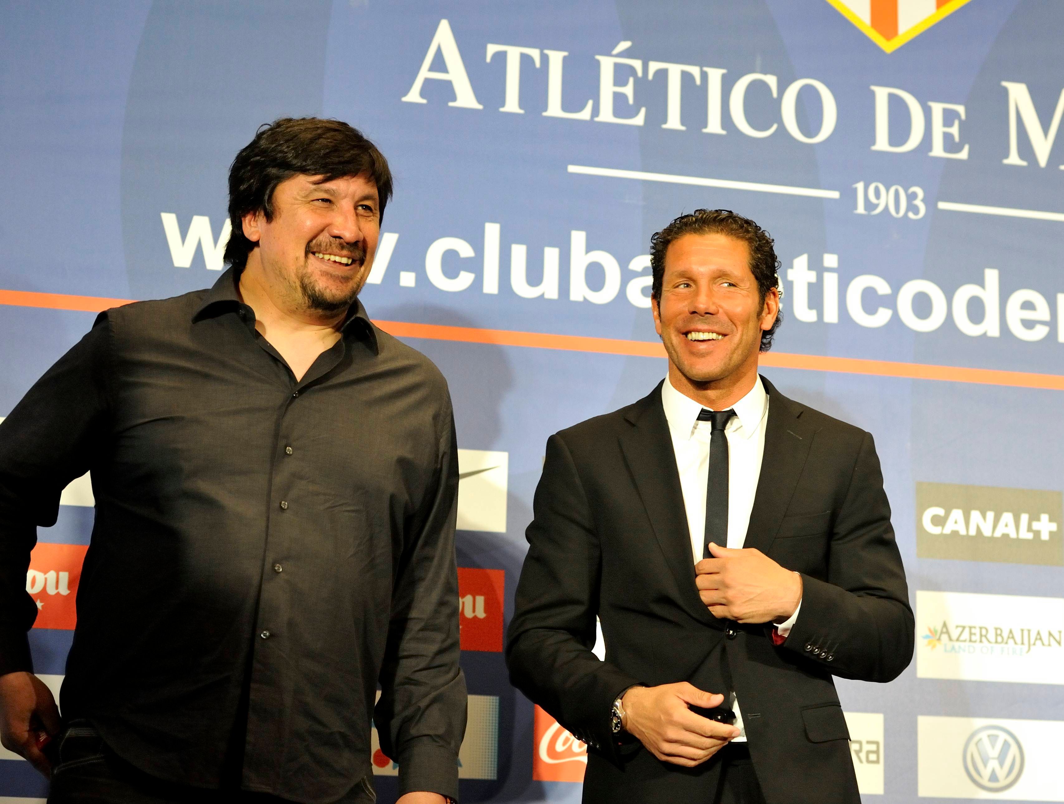  Simeone y el Mono Burgos en su llegada al Atlético de Madrid.