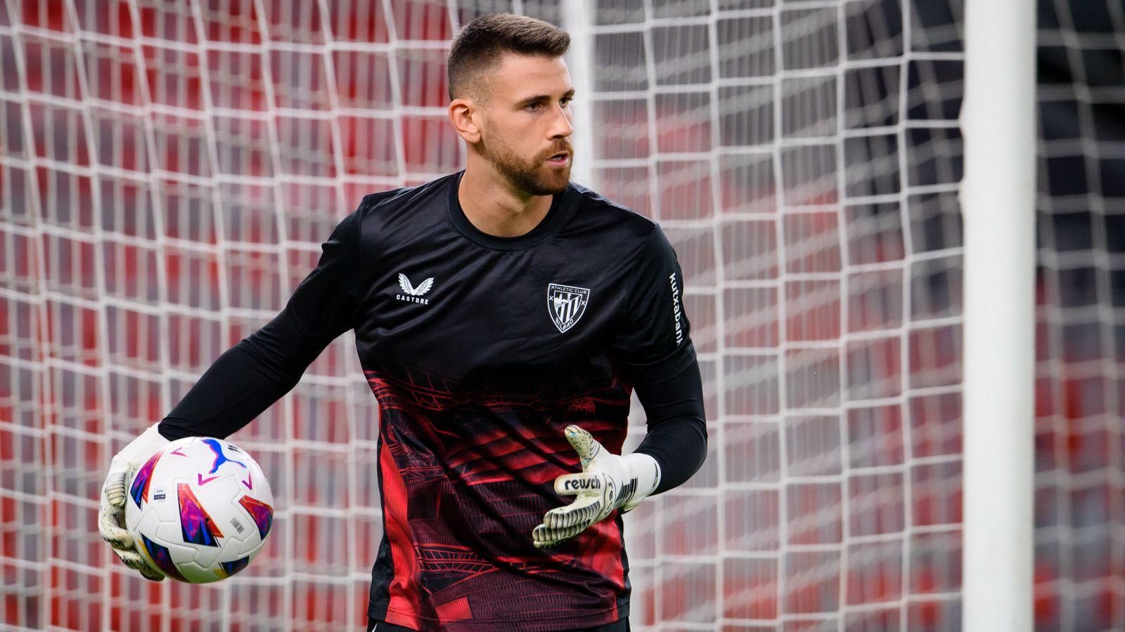  Unai Simón calienta ante el Celta en San Mamés.
