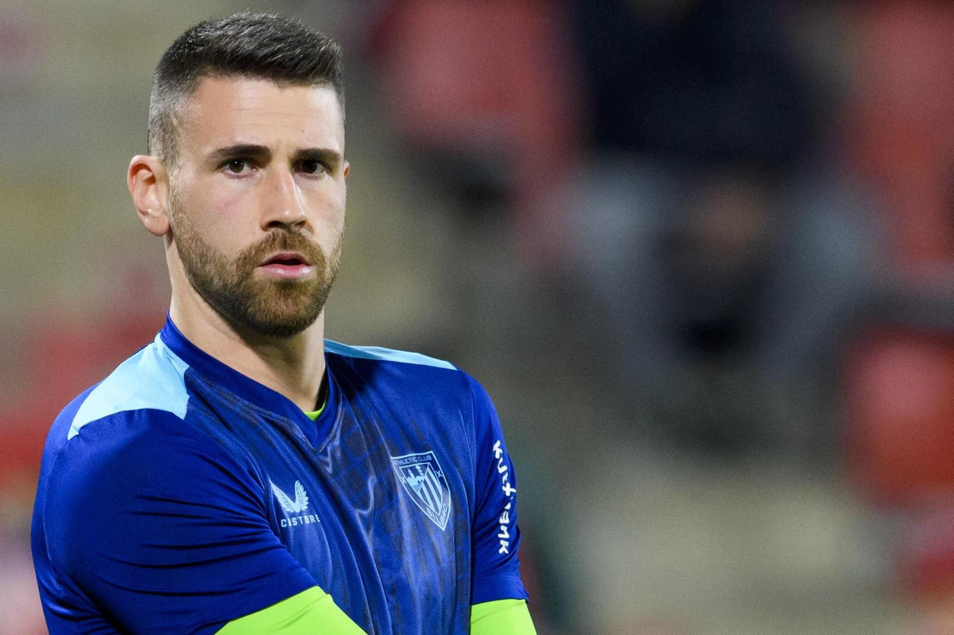  El portero Unai Simón calienta antes del partido ante el Girona FC en Montilivi.