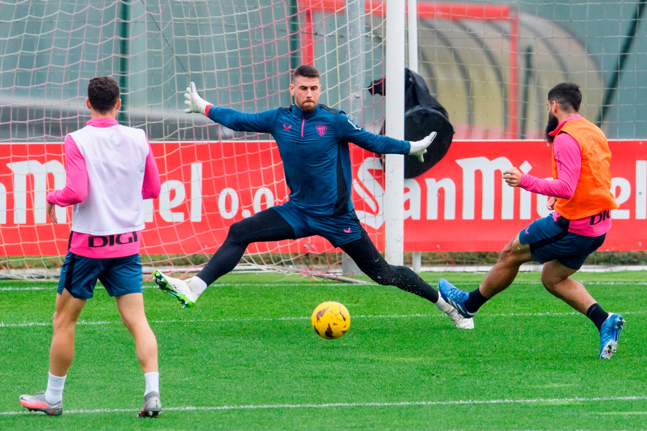 Asier Villalibre remata sobre la meta de Unai Simón, en Lezama, antes de viajar a Girona.