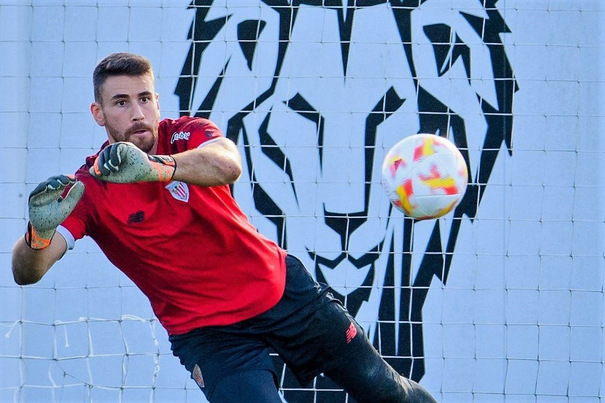  Estirada del portero Unai Simón entrenando en Lezama.