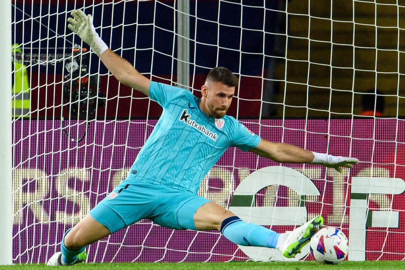 Paradón de Unai Simón en el Camp Nou ante el Barça.