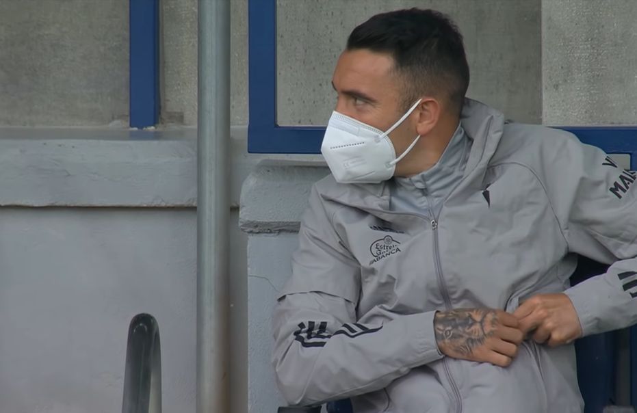 Iago Aspas en el banquillo de La Cerámica.