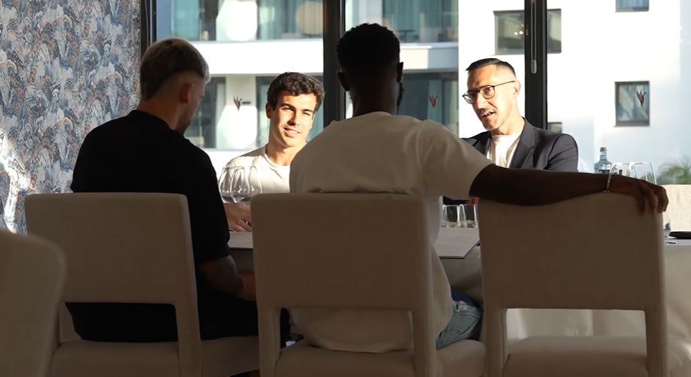 Manu Sánchez cenando con Carles Pérez, Bamba y Calero.