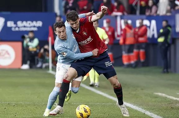  Manquillo ante Budimir.