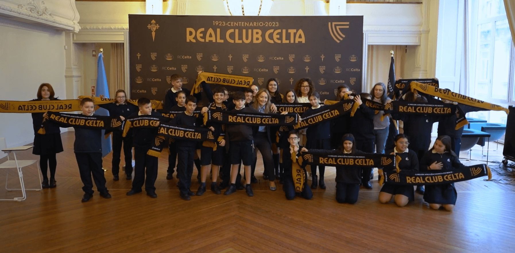 Marián Mouriño con escolares del Bouza Brey.