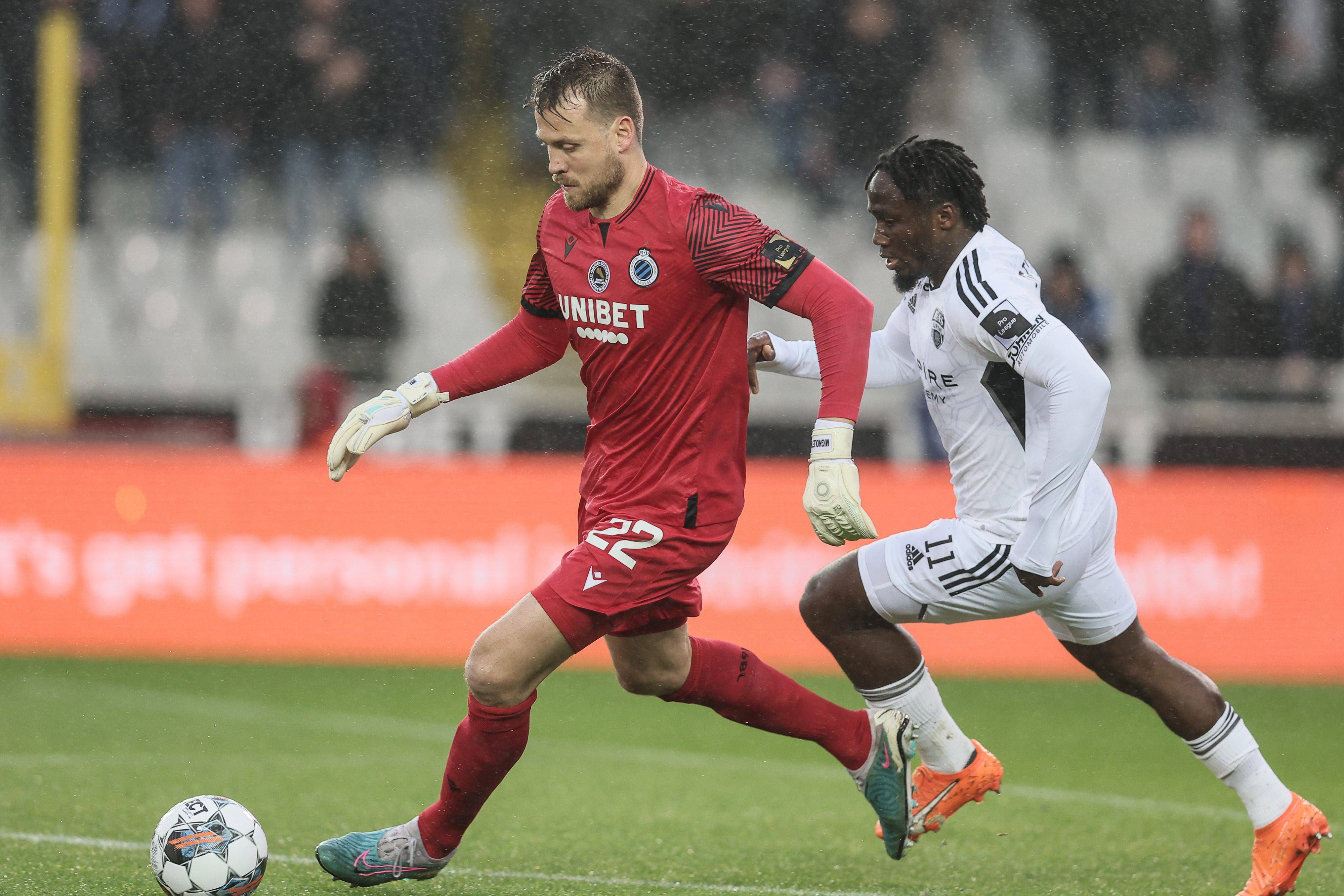 Konan Ignace N'Dri presiona a Mignolet.