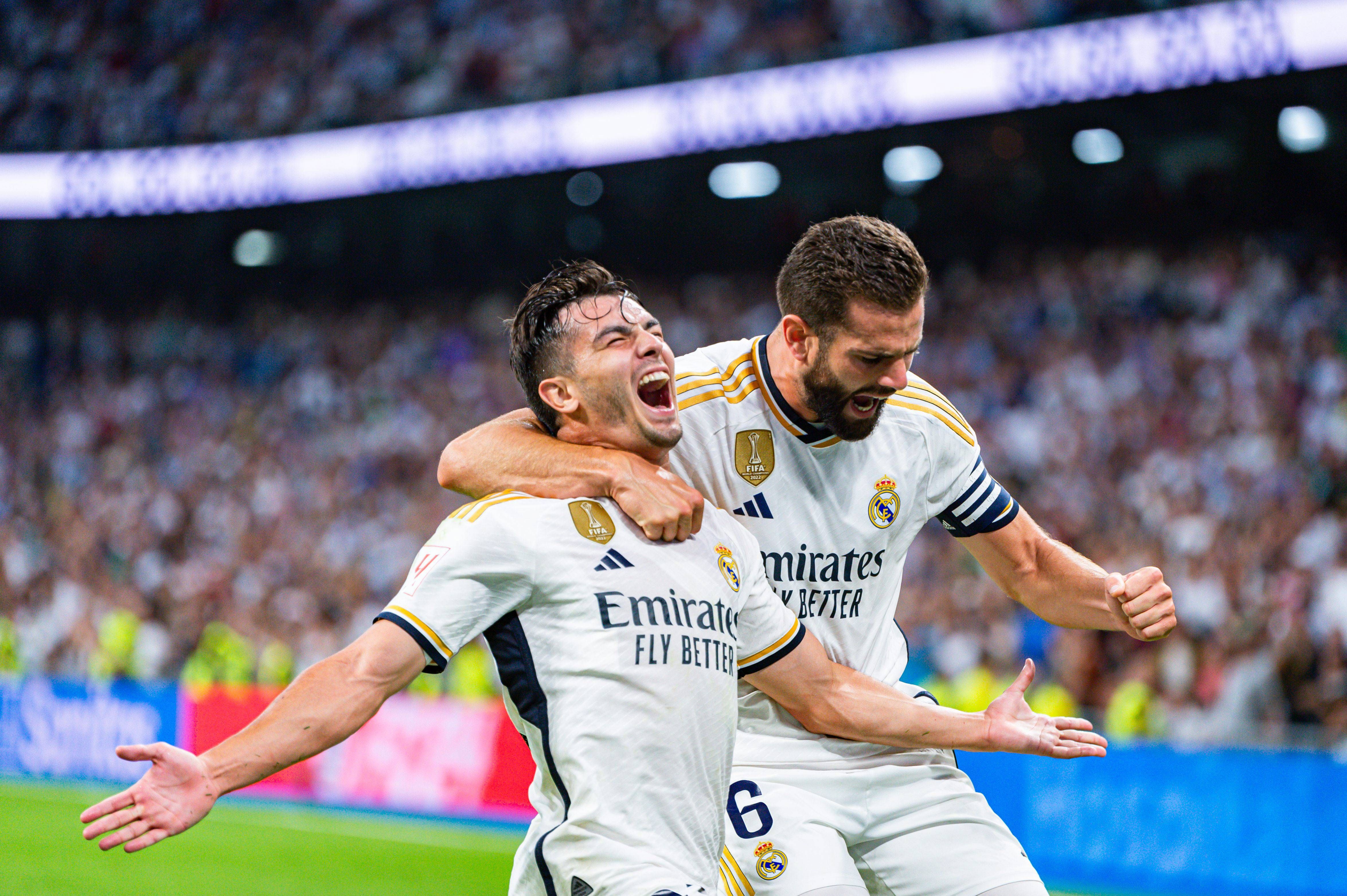 Nacho celebra con Brahim Díaz un gol del malagueño con el Real Madrid.