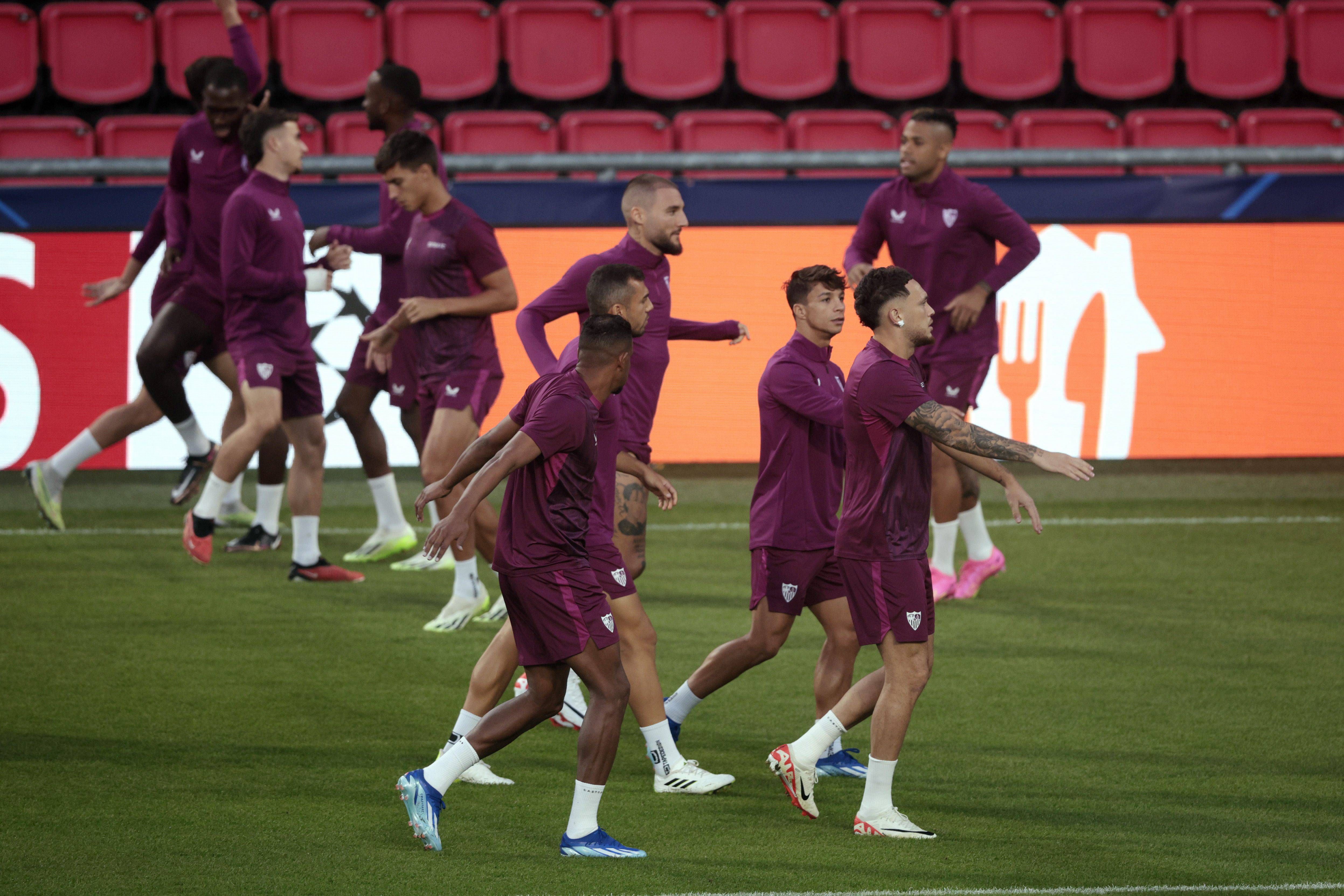  Imagen del entrenamiento del Sevilla antes del encuentro.