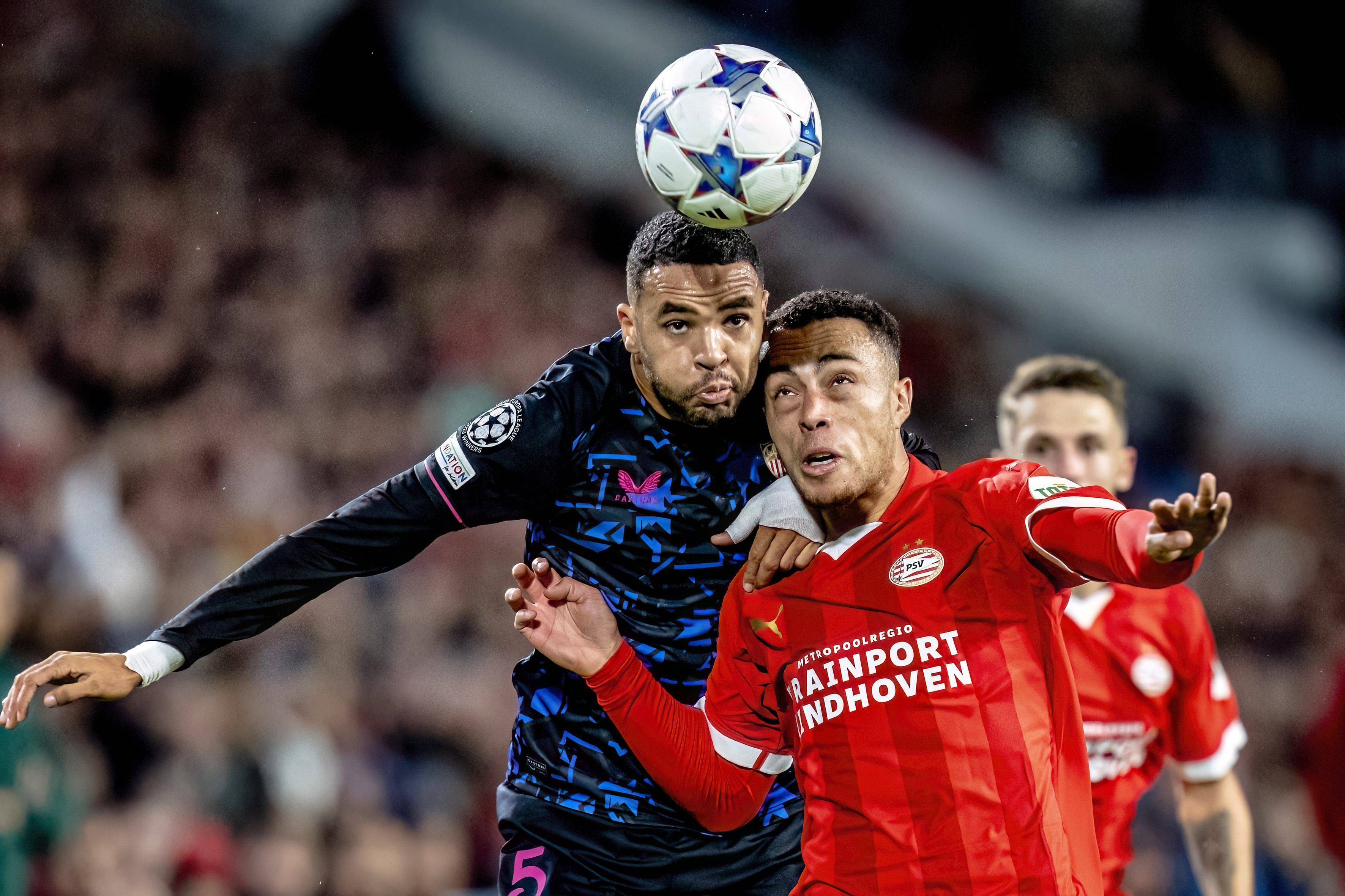 En-Nesyri, ante el PSV.
