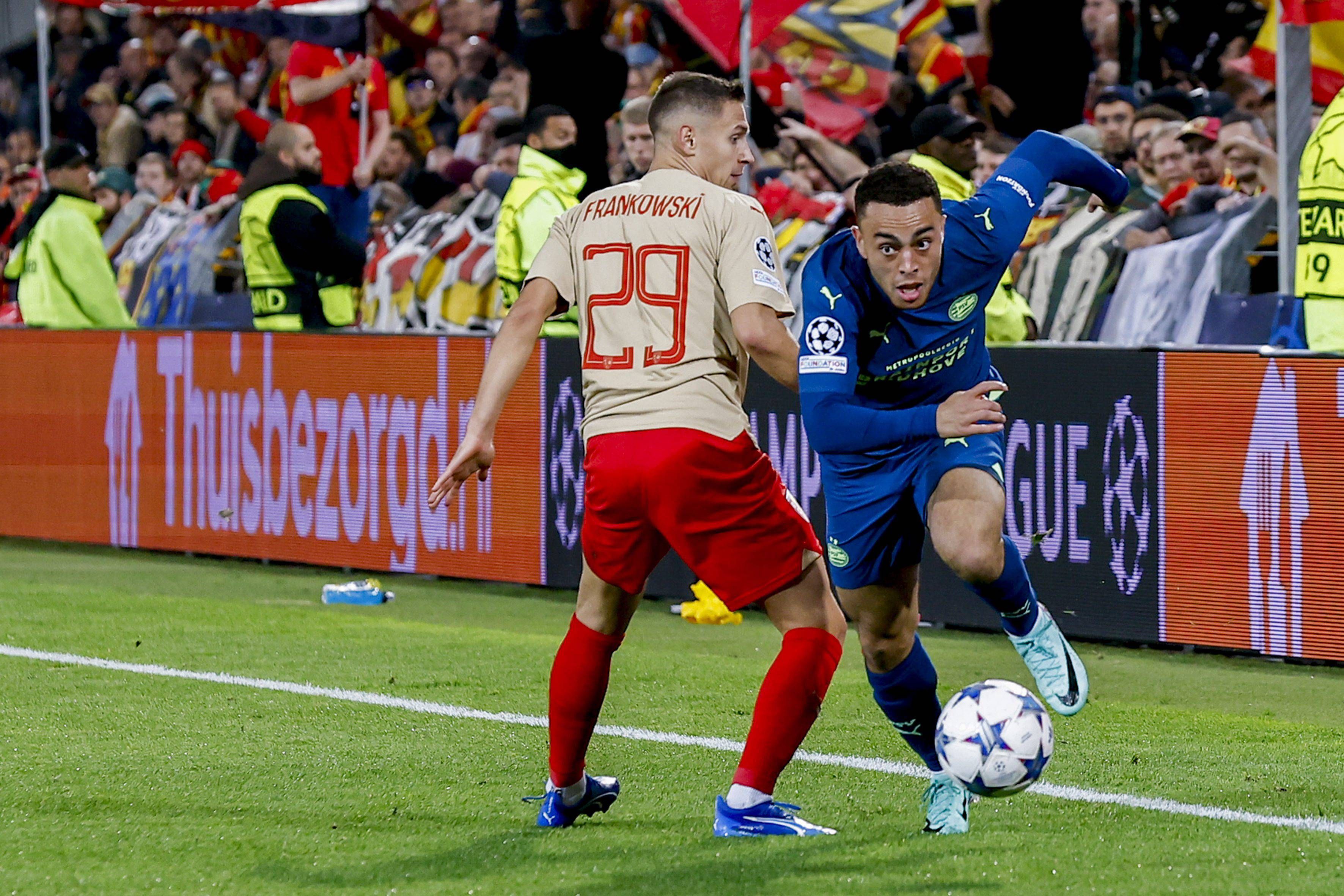 Dest, en un partido de Champions League con el PSV.