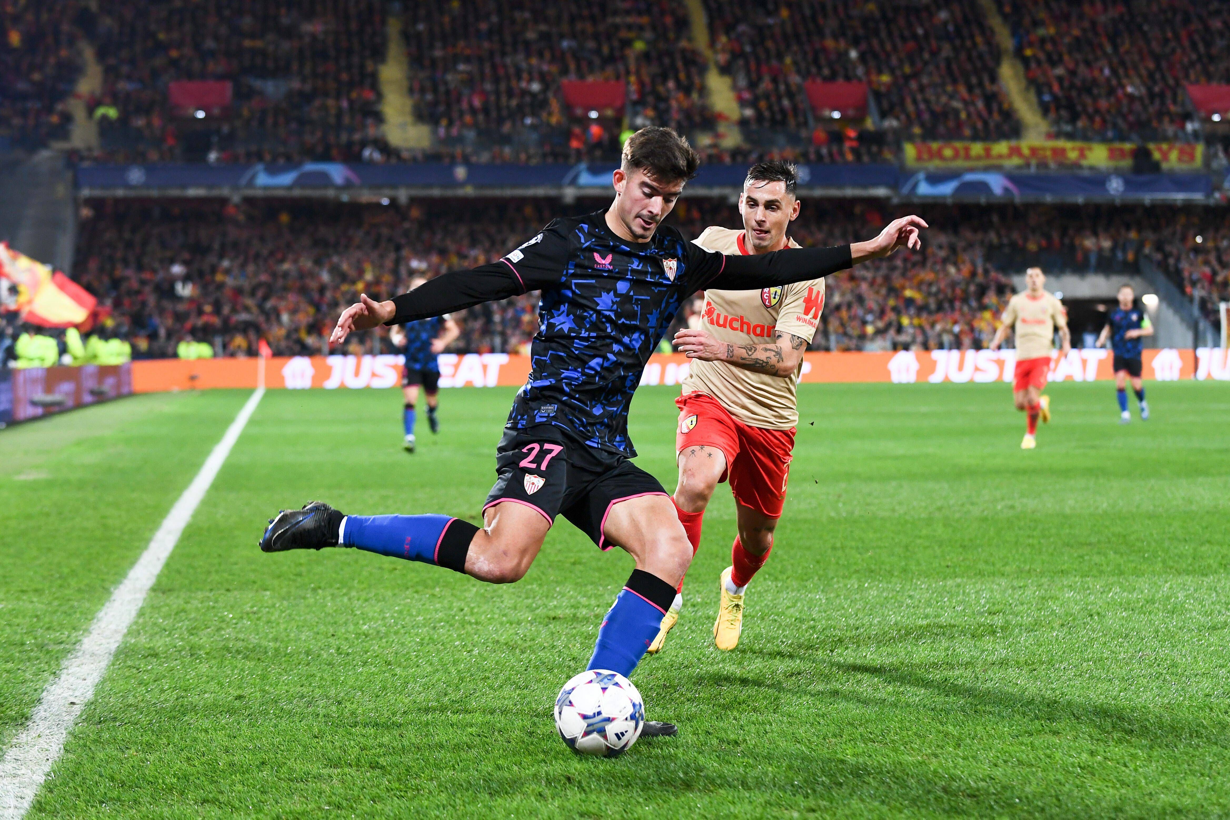 Kike Salas, ante el Lens.