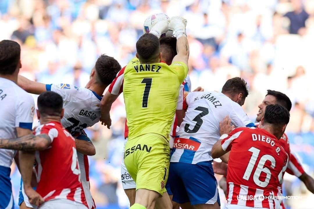  Rubén Yáñez despeja un balón en el Espanyol - Sporting.