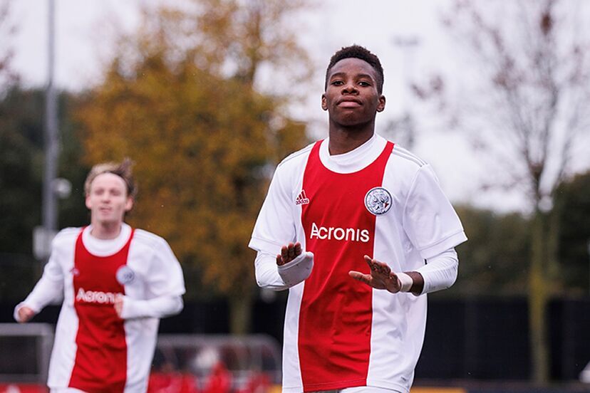  Stanis Muzambo con el Ajax.